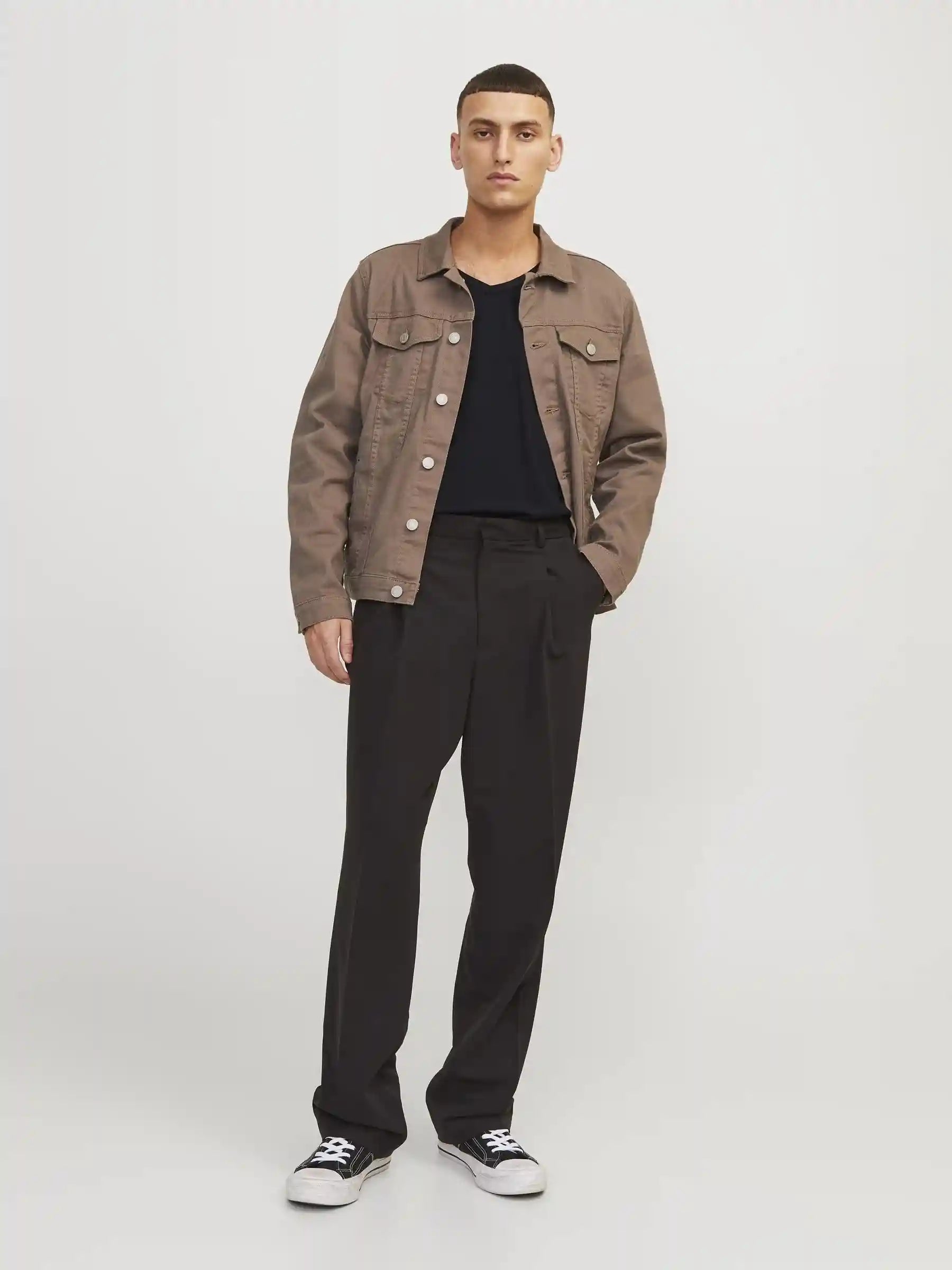 حسّن خزانة ملابسك اليومية مع تيشيرتات JACK & JONES الأساسية للرجال بياقة على شكل V وأكمام قصيرة. مصنوعة من قماش ناعم وقابل للتنفس، توفر هذه التيشيرتات راحة طوال اليوم