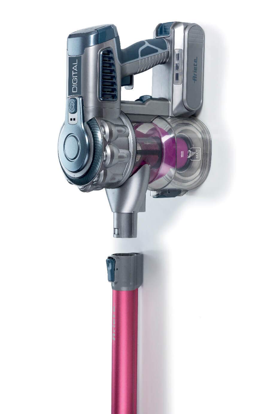 مكنسة كهربائية عمودية Ariete 2758 باللون الأحمر، بقدرة 200 واط وسعة 1 لتر، تتميز بتصميم عملي وقوة شفط ممتازة تناسب التنظيف اليومي للمنازل. قد تحتوي على خدوش بسيطة لا تؤثر على الأداء أو الكفاءة.