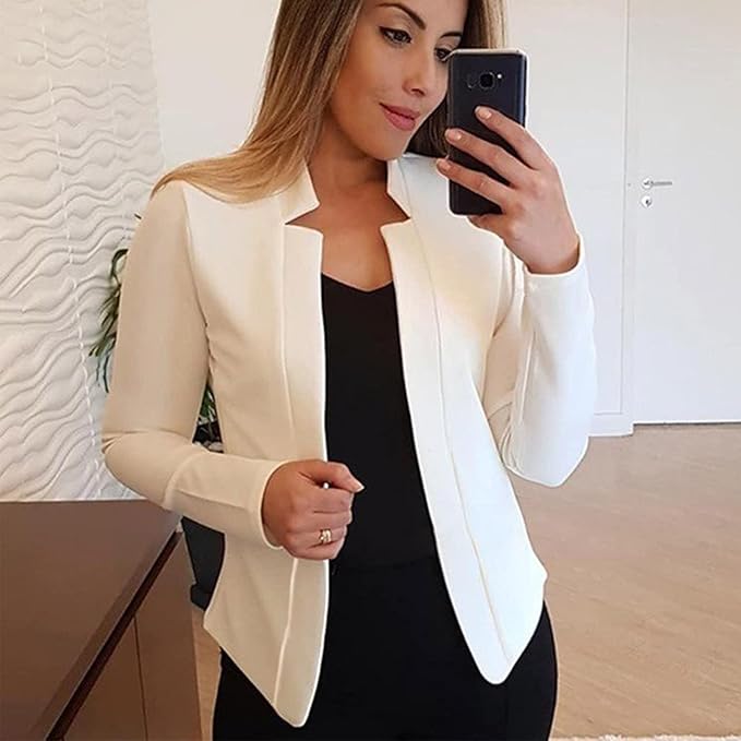 بليزر نسائي بأكمام طويلة من ماركة كولولورا لون أبيض يمنح إطلالة أنيقة