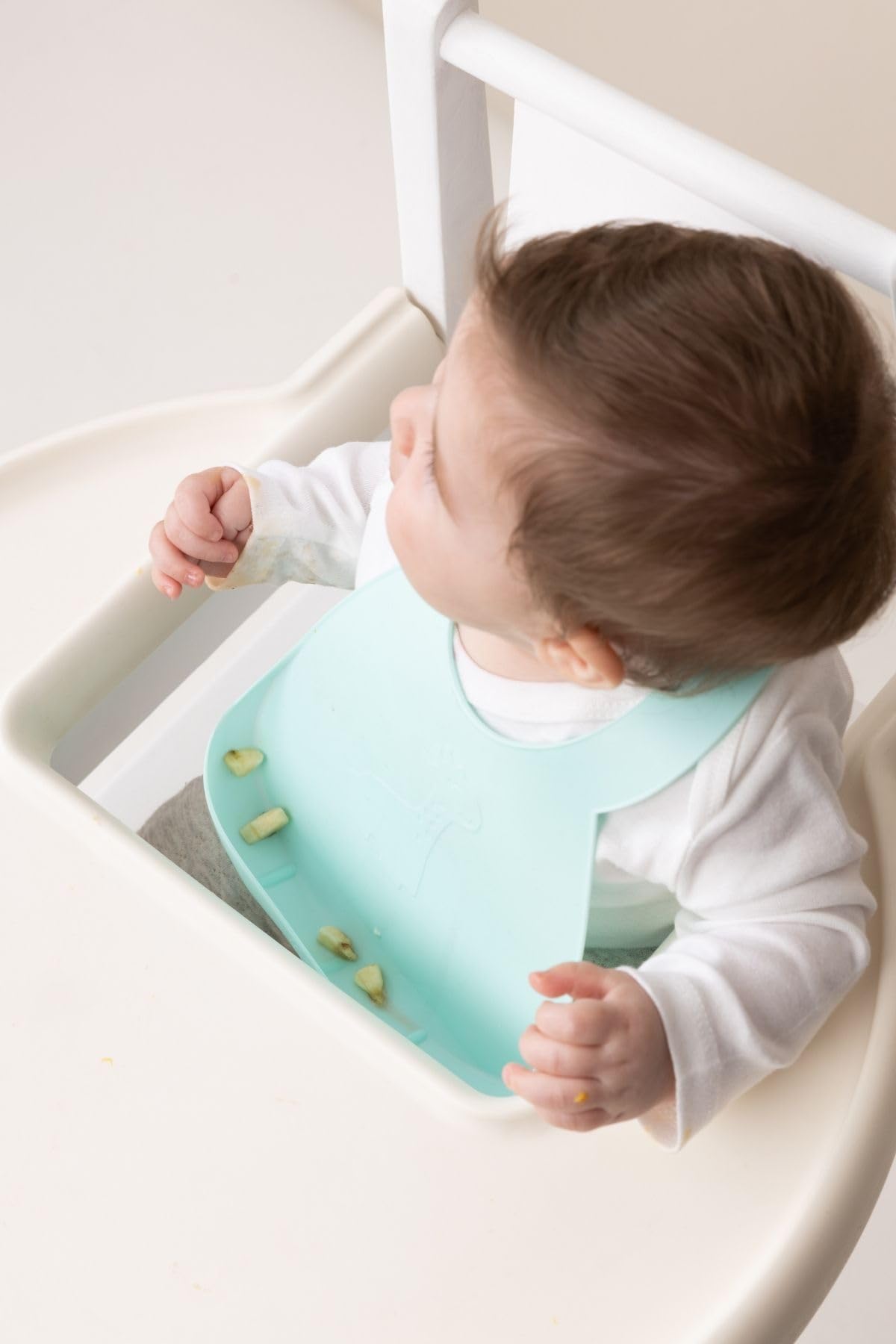 طقم Wee Baby Prime (مريلة سيليكون + ملعقة وشوكة سيليكون مزدوجة الجهة) هو الرفيق المثالي لوقت إطعام طفلك. مصنوع بالكامل من سيليكون آمن للطعام وعالي الجودة