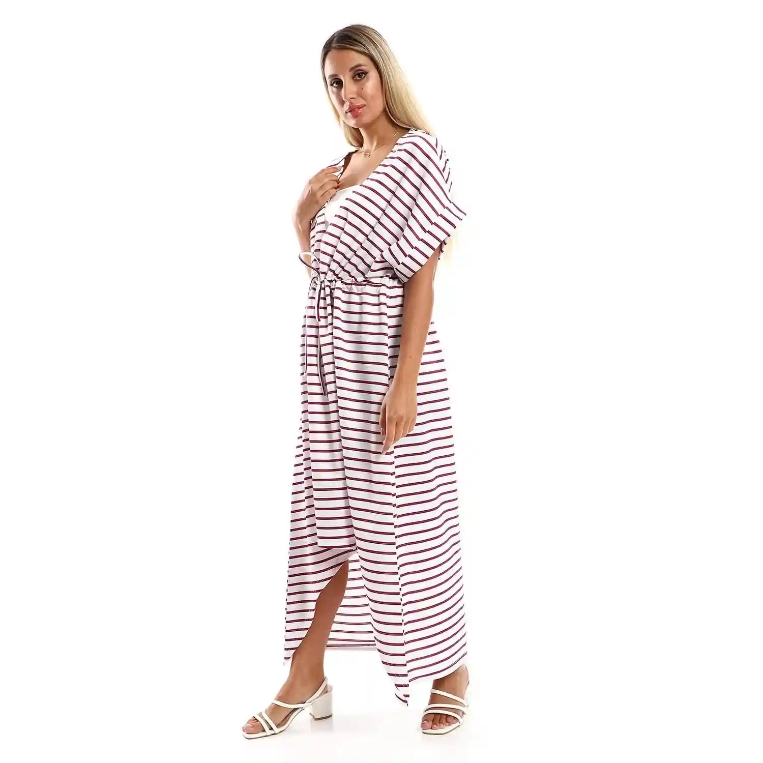 فستان جميلا للنساء مقاس كبير بأكمام قصيرة مخططة مصمم خصيصًا ليناسب الأشكال الممتلئة.