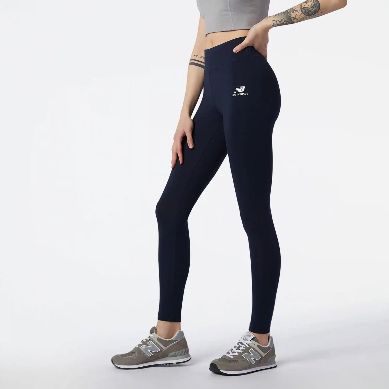 استمتعي بالراحة والحركة بحرية مع ليجنز نيو بالانس للنساء. مصنوع من قماش ناعم ومرن وقابل للتهوية، مما يمنحك دعماً ممتازاً ومرونة عالية أثناء التمارين أو الاستخدام اليومي.