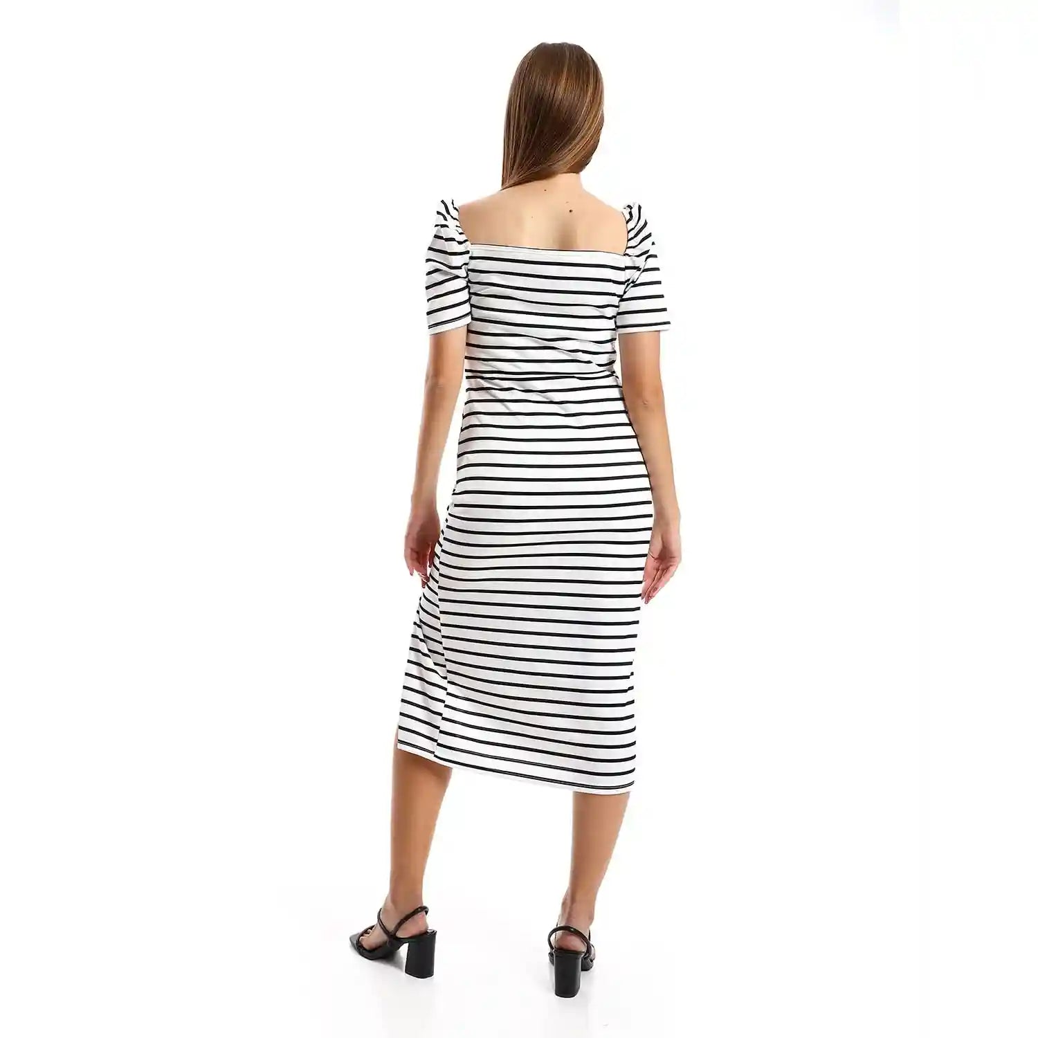 فستان JAMILA المخطط الكاجوال بشقوق جانبية للنساء يجمع بين البساطة والأناقة اليومية. مصنوع من قماش ناعم وخفيف يسمح بمرور الهواء، 