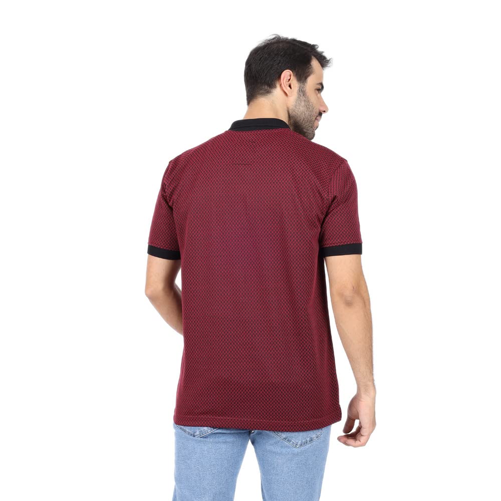 بولو FIRE WOOD المطبوع بالكامل بنقشة الزجزاج للرجال يضيف لمسة عصرية ومميزة على التصميم الكلاسيكي للبولو. يتميز بطباعة جريئة تغطي القميص بالكامل، – Safqqa Egypt