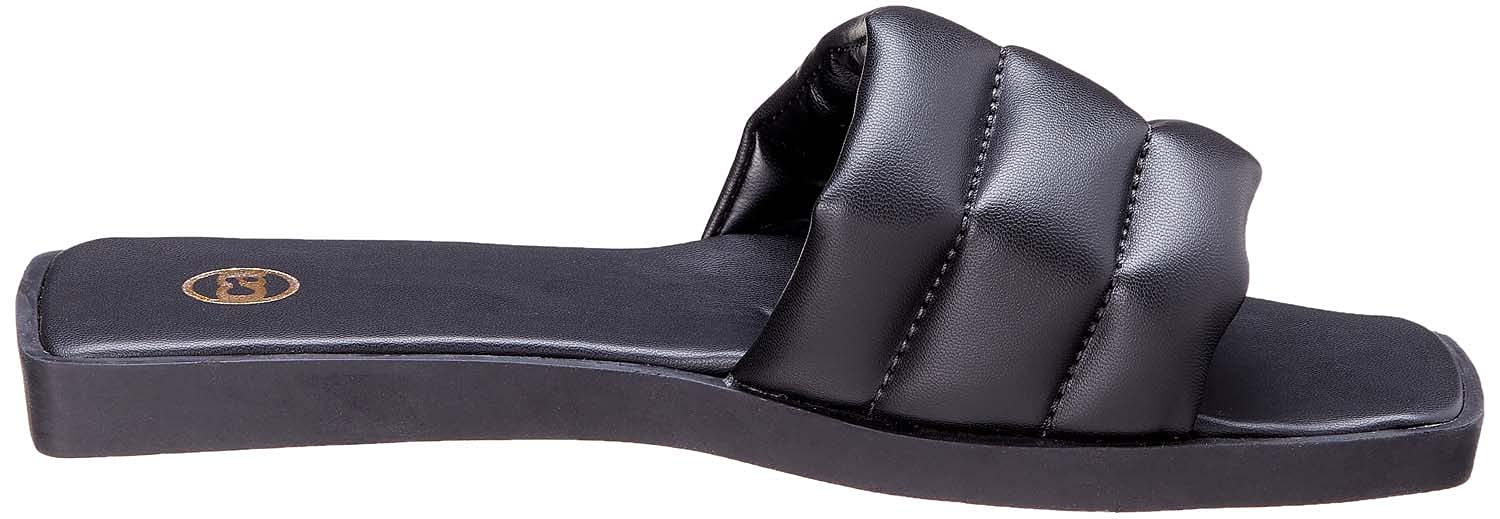 ليبرز Club Aldo للنساء باللون الأسود توفر مزيجًا من الأناقة والراحة للاستخدام اليومي. تتميز بنعل داخلي ناعم ومبطن