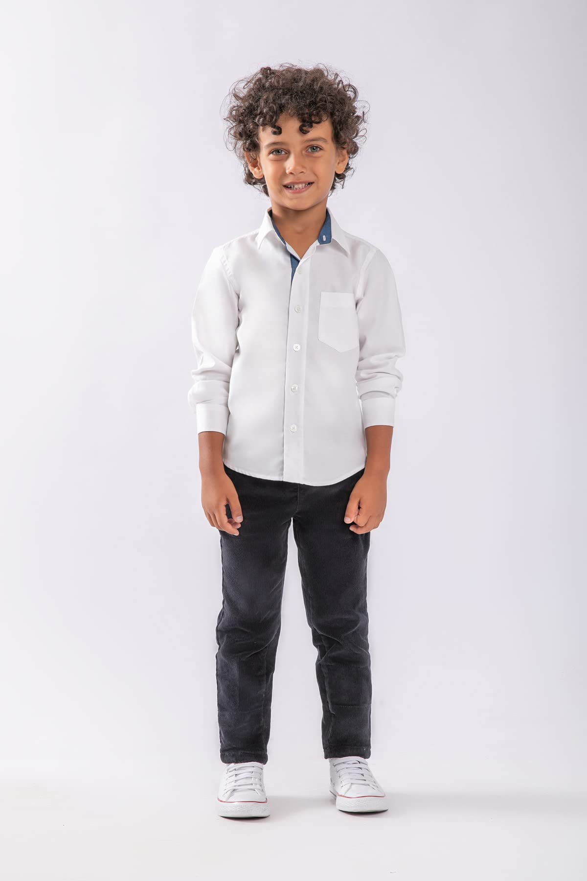 بنطال للأولاد من كونكريت يجمع بين الراحة والمتانة والأناقة العصرية. مصنوع من قماش عالي الجودة يسمح بمرور الهواء، مما يمنح الطفل حرية الحركة والراحة طوال اليوم