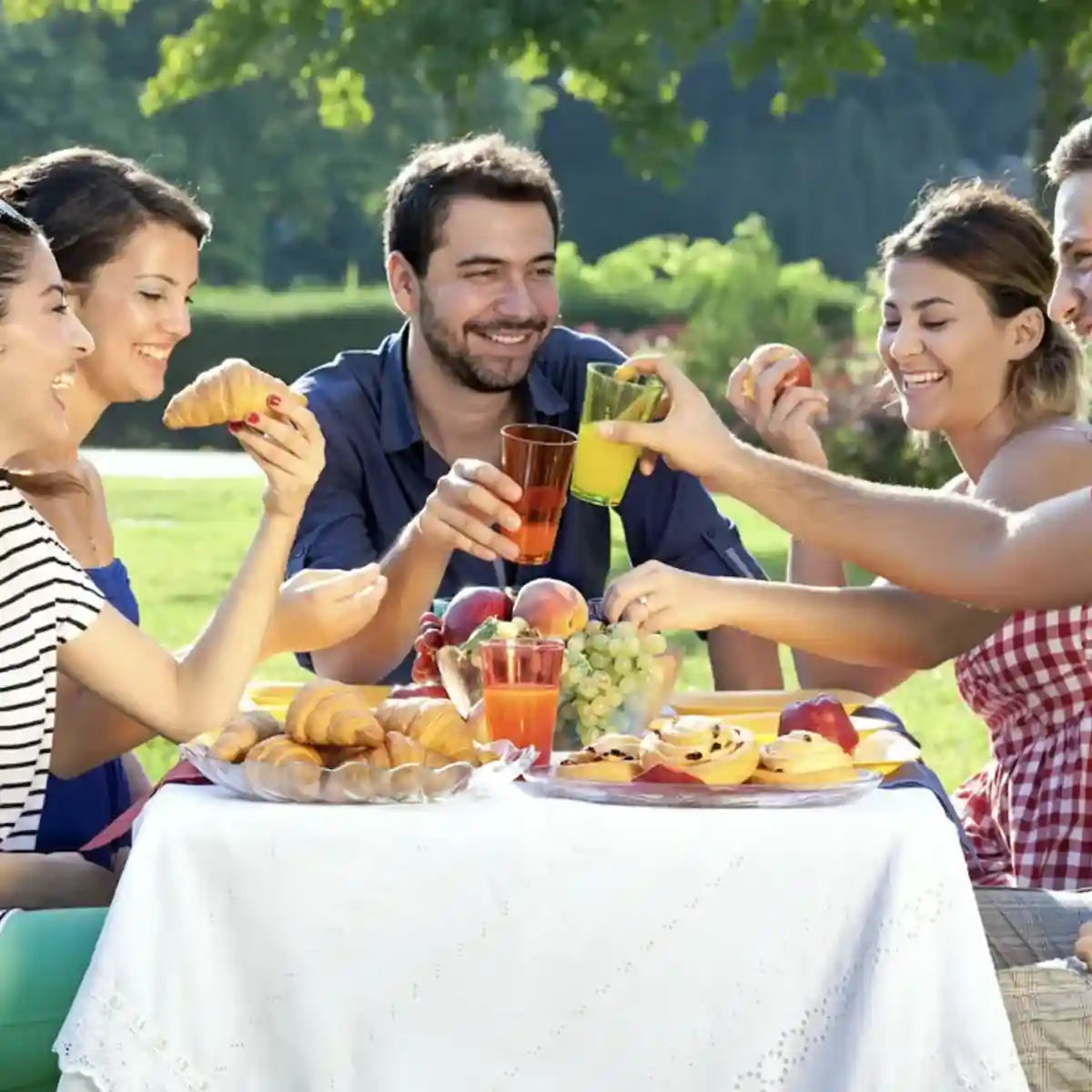 مجموعة شنط حفظ طعام شفافة مصنوعة من البولي بروبيلين لحفظ الأطعمة طازجة وتغطية وتخزين طعام مرنة قابلة لإعادة الاستخدام لحفظ الفاكهة وتخزين الطعام ضرورية للمطبخ والنزهات من هواشنج، عبوة 100 قطعة