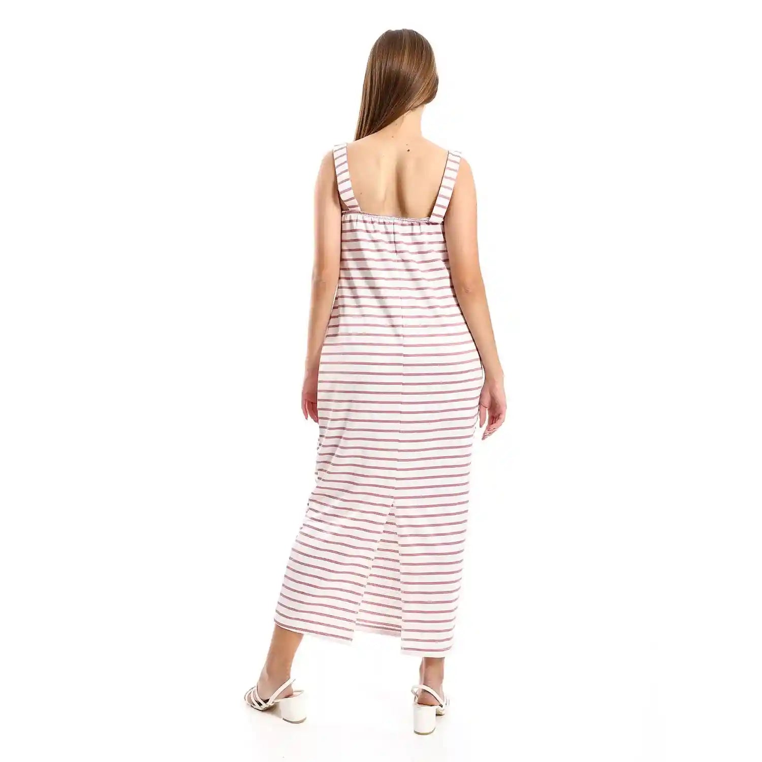 فستان جميلا مخطط للنساء بدون أكمام مع فتحة جانبية يجمع بين الراحة والأناقة. مصنوع من قماش ناعم وقابل للتنفس