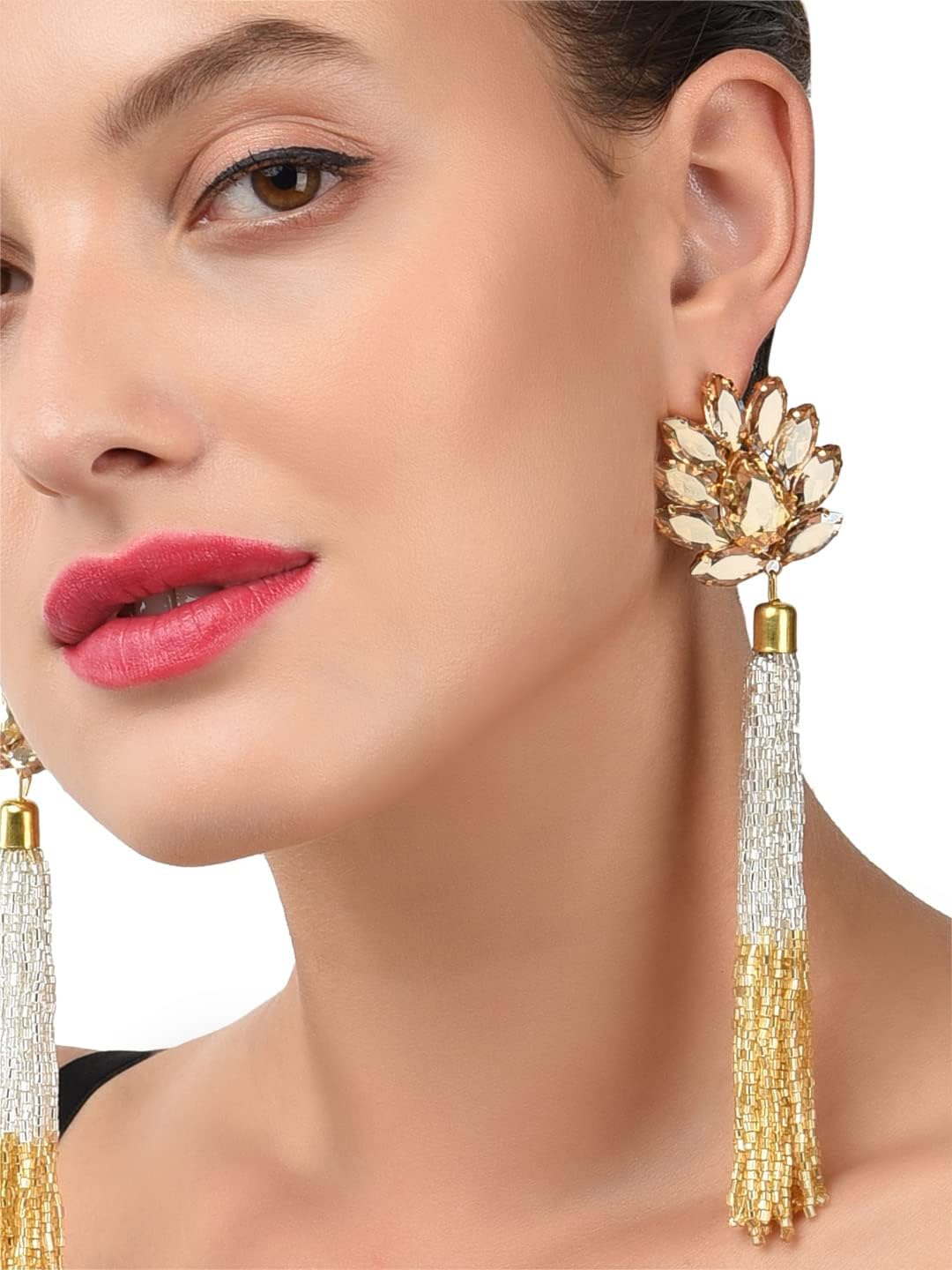 أقراط من زاڤيري بيرلز مزينة بالكريستال المتلألئ ومطليّة بمعدن ذهبي عيار ٢٢، مصممة للنساء اللواتي يحببن الإكسسوارات العصرية والأنيقة. تضيف هذه الأقراط لمسة فاخرة ولمعاناً لأي إطلالة