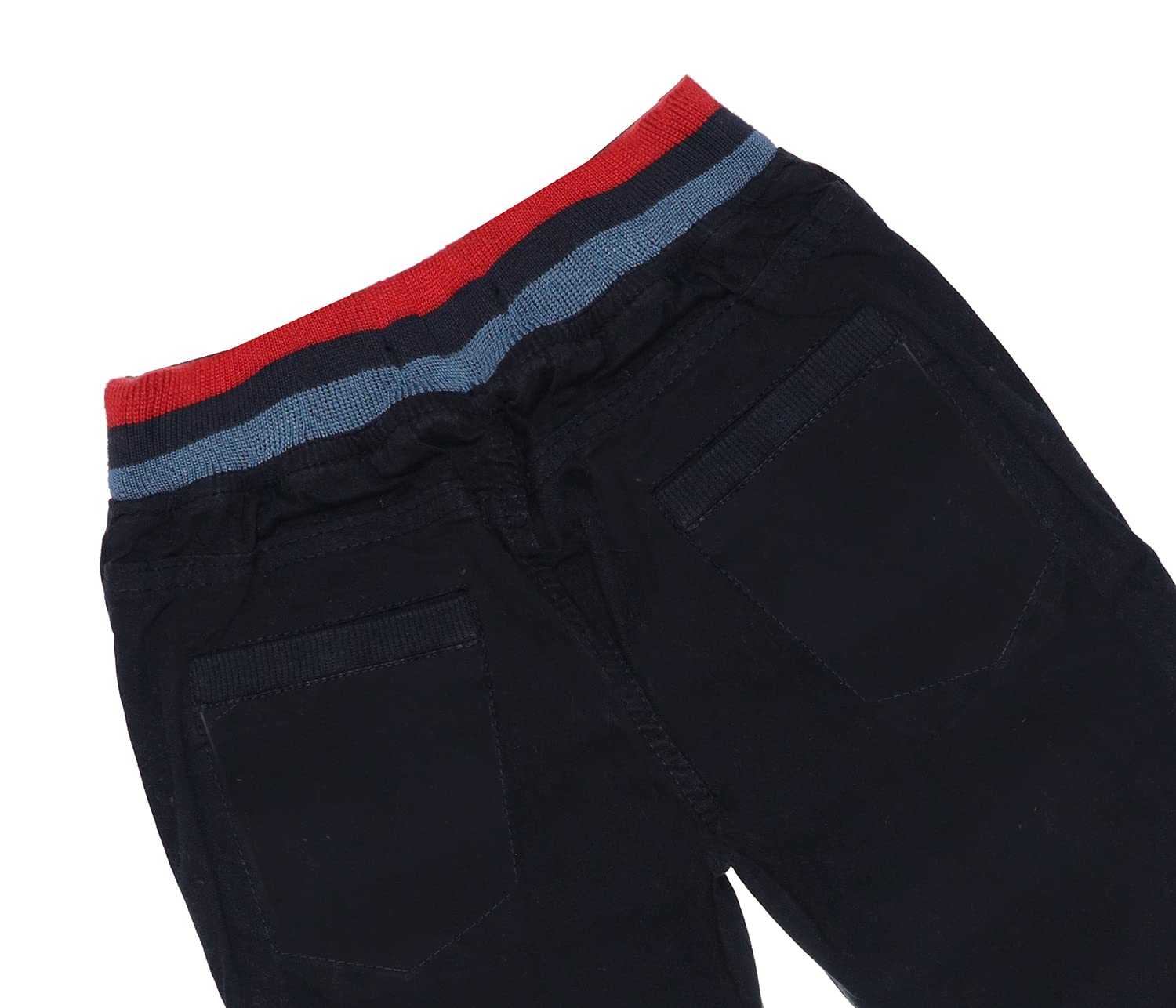 بنطلونات أكسس للأولاد مصممة لتوفير الراحة والمتانة للاستخدام اليومي. مصنوعة من خامة ناعمة