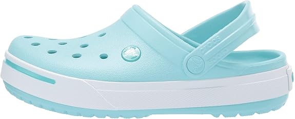 شبشب كروكس للرجال يجمع  بين الراحة والمتانة والأناقة. مصنوع من مادة كروسلايت™ الخفيفة التي توفر راحة فائقة وتوسيدًا مميزًا طوال اليوم