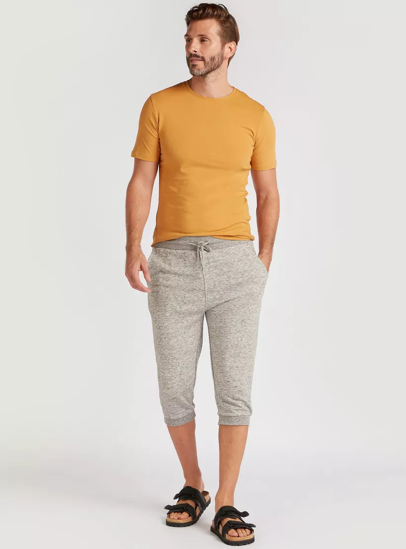 سروال رياضي من سبلاش للرجال هو بنطال مريح وأنيق مصمم للاستخدام اليومي، الرياضة، والاسترخاء