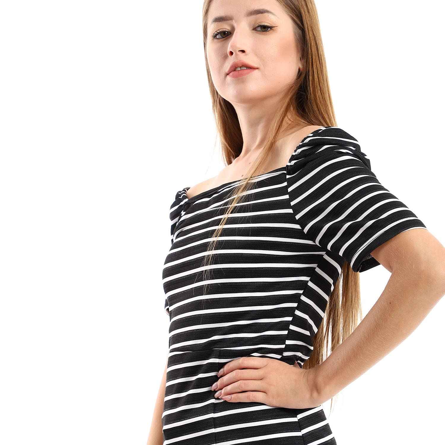 فستان JAMILA الكاجوال المخطط بشقوق جانبية للنساء يتميز بتصميم بسيط وأنيق يناسب الإطلالات اليومية