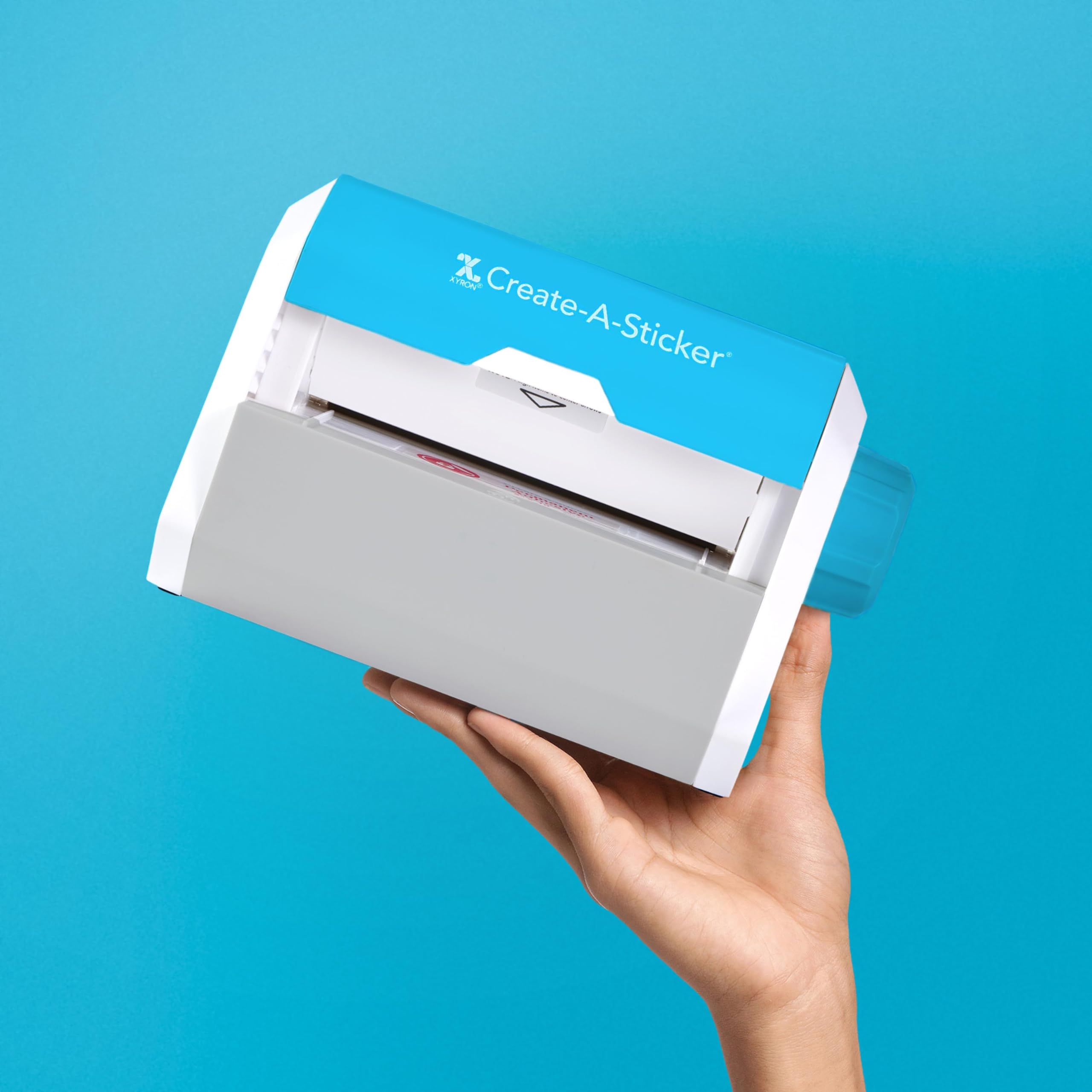 جهاز لصناعة الملصقات والملصقات الصغيرة من كسايرون بحجم ٥ بوصات، مصمم للأعمال الصغيرة والمشاريع اليدوية. يأتي مزودًا بصمغ دائم ومحمل مسبقًا