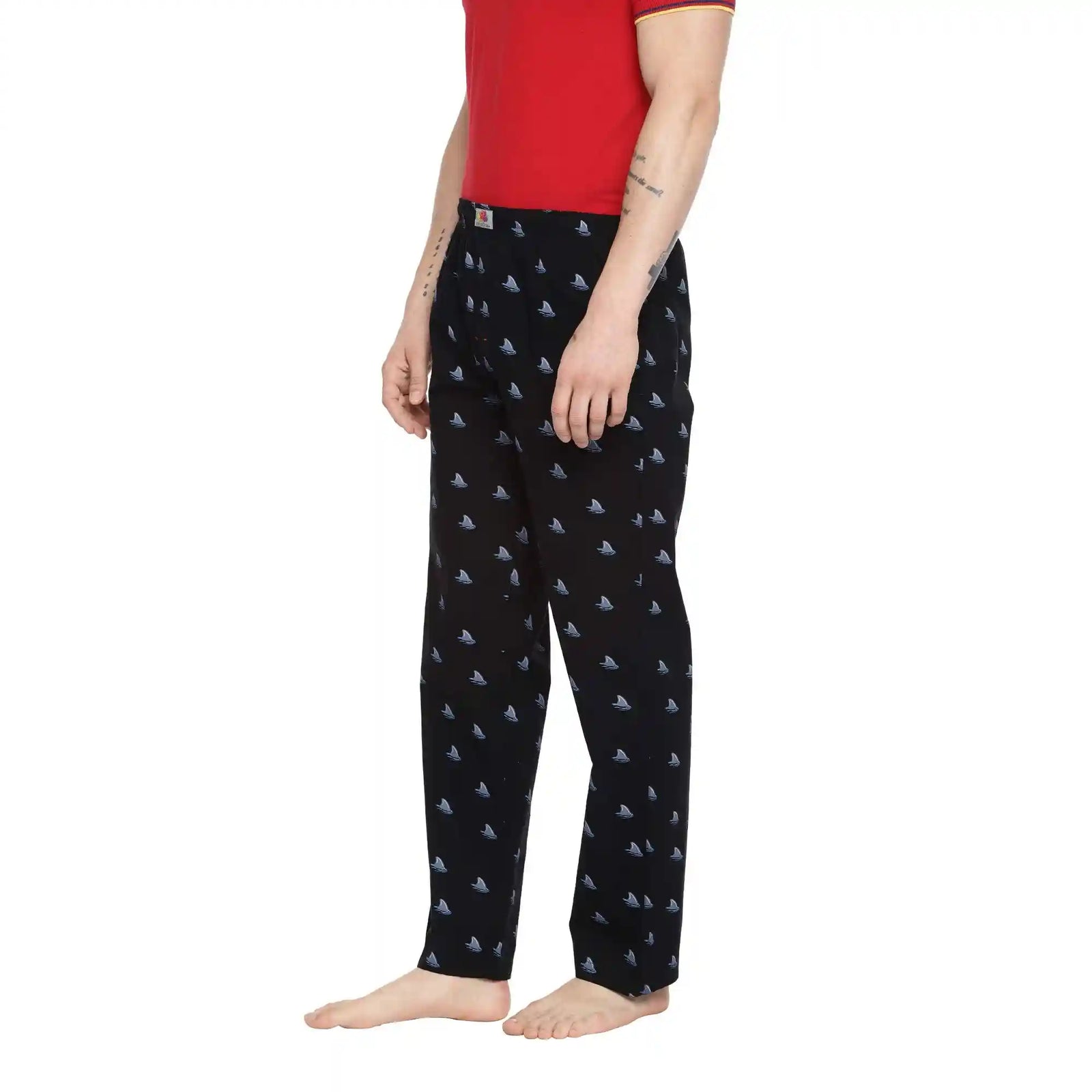 استمتع بالراحة مع بنطلون بيجاما Fruit of the Loom للرجال. مصنوع من قماش ناعم وقابل للتنفس، يوفر هذا البنطلون راحة طوال اليوم سواء للنوم أو الاسترخاء في المنزل