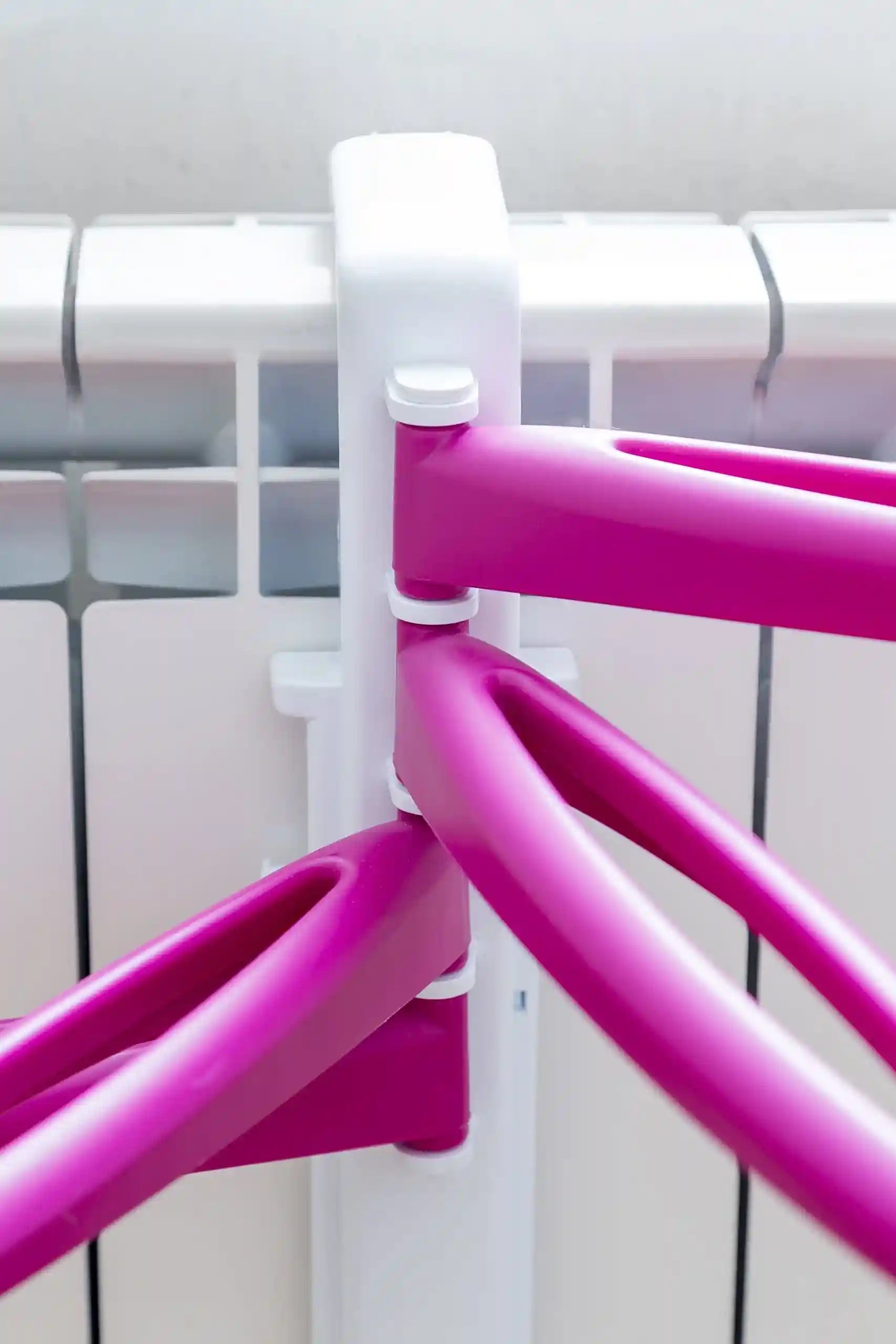 رف المناشف يُعلق مباشرة على المدفأة لتجفيف المناشف أو الملابس باستخدام حرارة 