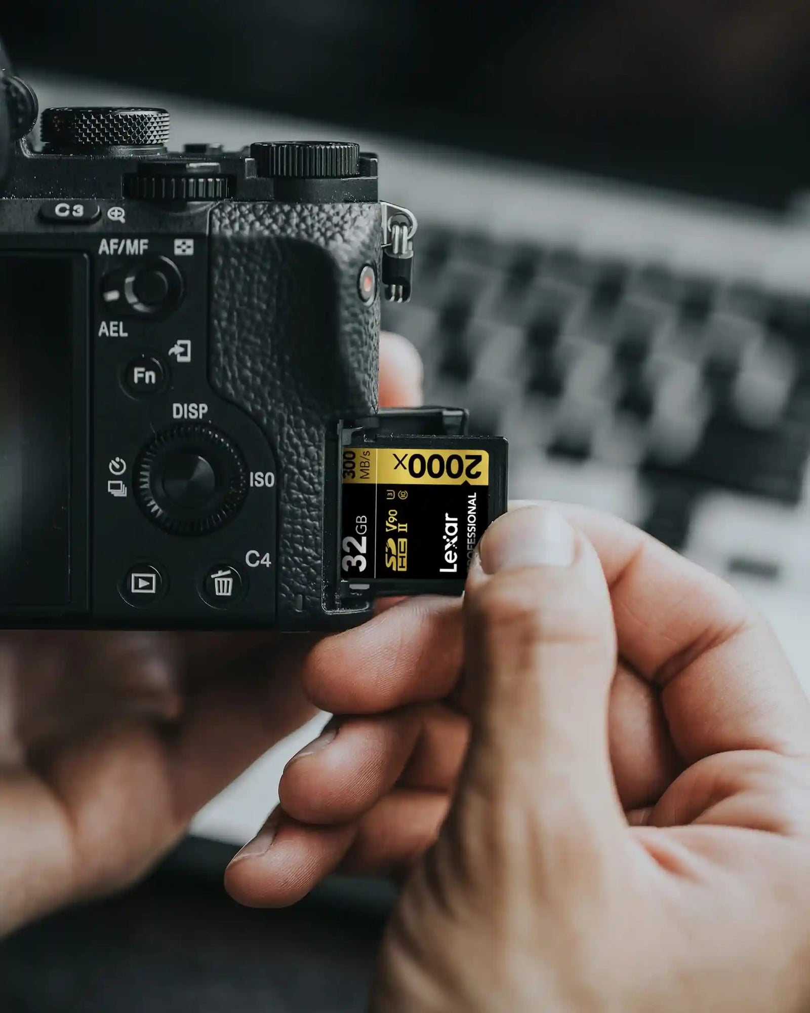 بطاقة الذاكرة ليكسر بروفيشنال بسعة 32 جيجابايت  خياراً مثالياً للمصورين ومصوري الفيديو المحترفين الذين يبحثون عن السرعة والأداء العالي والموثوقية. توفر سرعة قراءة تصل إلى 300 ميجابايت/ثانية وسرعة كتابة تصل إلى 260 ميجابايت/ثانية، 