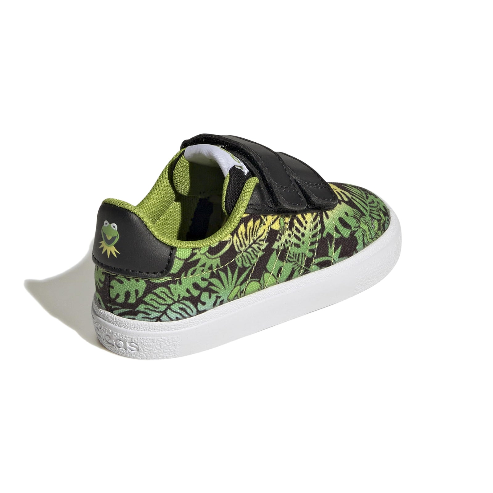 أحذية أديداس للأولاد تجمع بين الراحة والأداء والأناقة الرياضية في تصميم واحد مثالي. مصنوعة من خامات قابلة للتهوية مع نعل مطاطي متين يوفر ثباتاً ممتازاً وتحملًا طويل الأمد للاستخدام اليومي أ