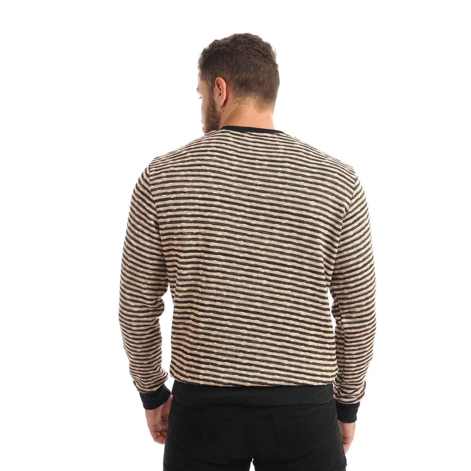 تيشيرت رجالي مخطط برقبة على شكل حرف V وأكمام طويلة