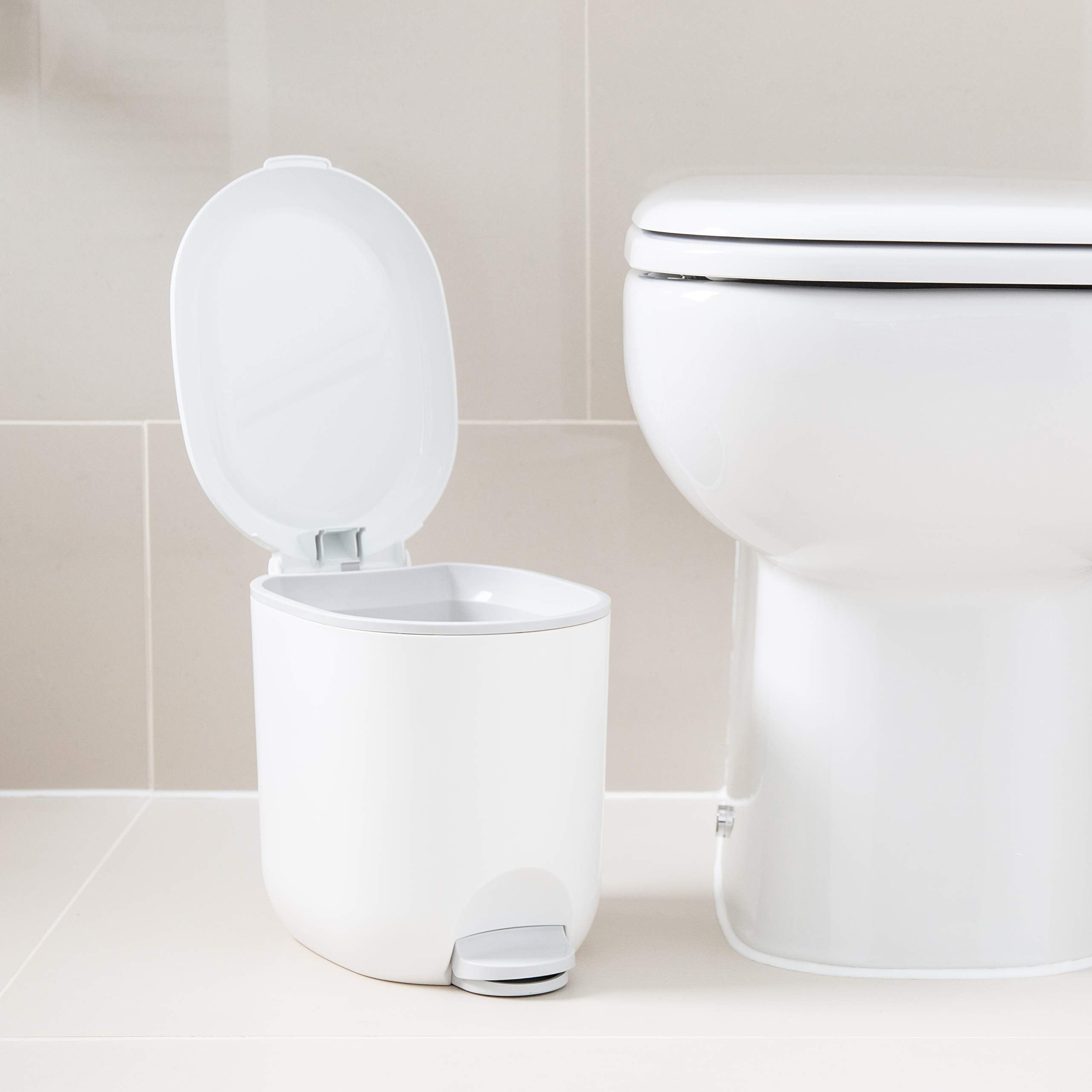 سلة الحمام بدواسة من أديدس بريميوم ديلوكس بسعة 3.5 لتر. تتميز هذه السلة بتصميم عصري باللونين الأبيض والرمادي يجمع بين الأناقة والعملية. تحتوي على نظام دواسة لفتح الغطاء بدون استخدام اليدين لسهولة الاستخدام والنظافة