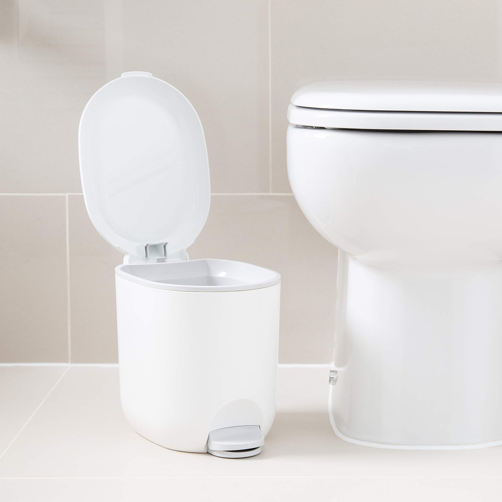 سلة الحمام بدواسة من أديدس بريميوم ديلوكس بسعة 3.5 لتر. تتميز هذه السلة بتصميم عصري باللونين الأبيض والرمادي يجمع بين الأناقة والعملية. تحتوي على نظام دواسة لفتح الغطاء بدون استخدام اليدين لسهولة الاستخدام والنظافة