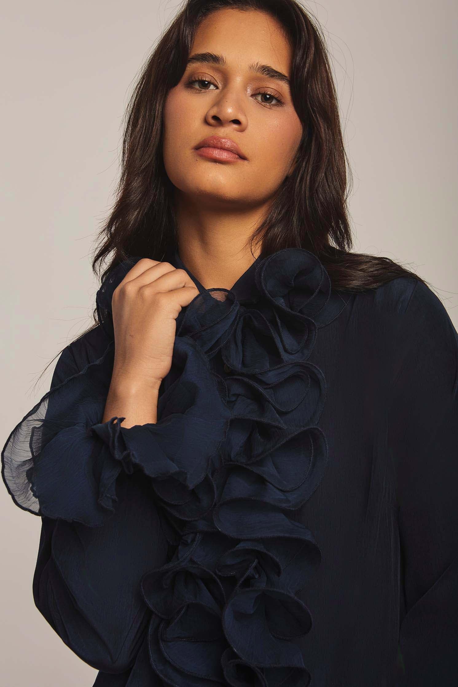 بلوزة نسائية أنيقة بأكمام طويلة وكشكش من DALYDRESS – موديل 240-54-2142-371