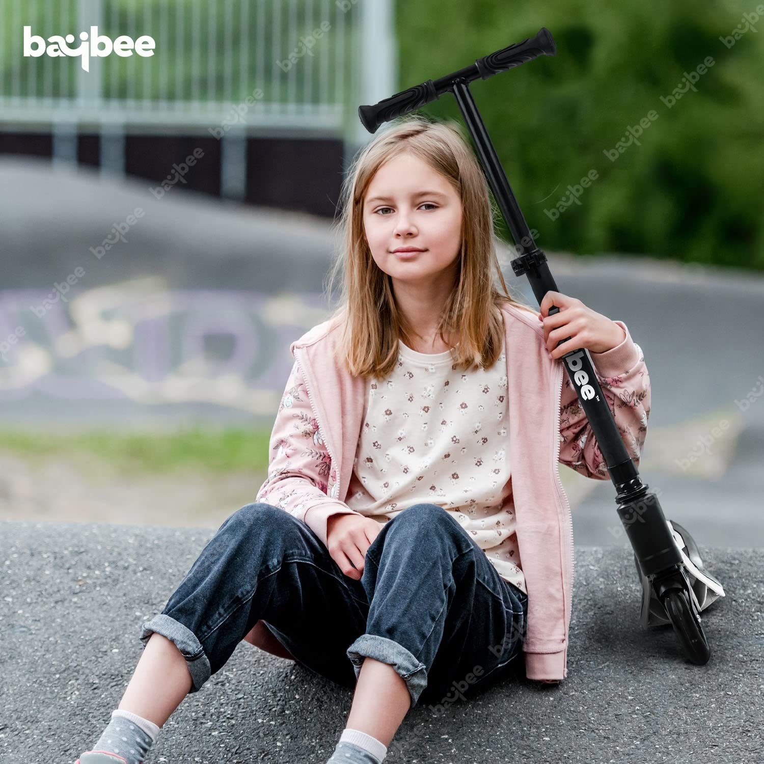 سكوتر بايبي دراكاريس بعجلتين هو وسيلة ممتعة وآمنة للأطفال من عمر 3 إلى 8 سنوات. يتميز بمقبض قابل للتعديل بثلاث مستويات ارتفاع ليناسب نمو الطفل، بالإضافة إلى عجلات PU مضيئة بتقنية LED