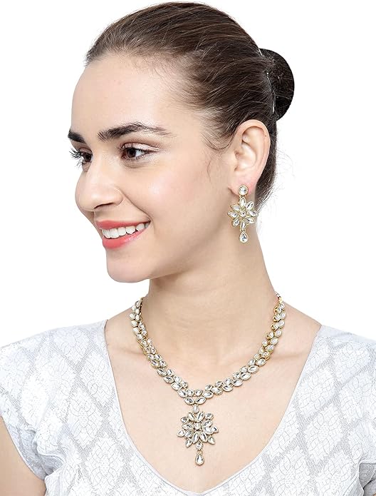 طقم مجوهرات نسائي من ماركة Shining Diva Fashion موديل 9602S مطلي بالذهب مع عقد وأقراط بتصميم تقليدي – Safqqa Egypt