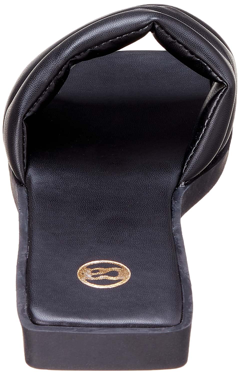 ليبرز Club Aldo للنساء باللون الأسود توفر مزيجًا من الأناقة والراحة للاستخدام اليومي. تتميز بنعل داخلي ناعم ومبطن