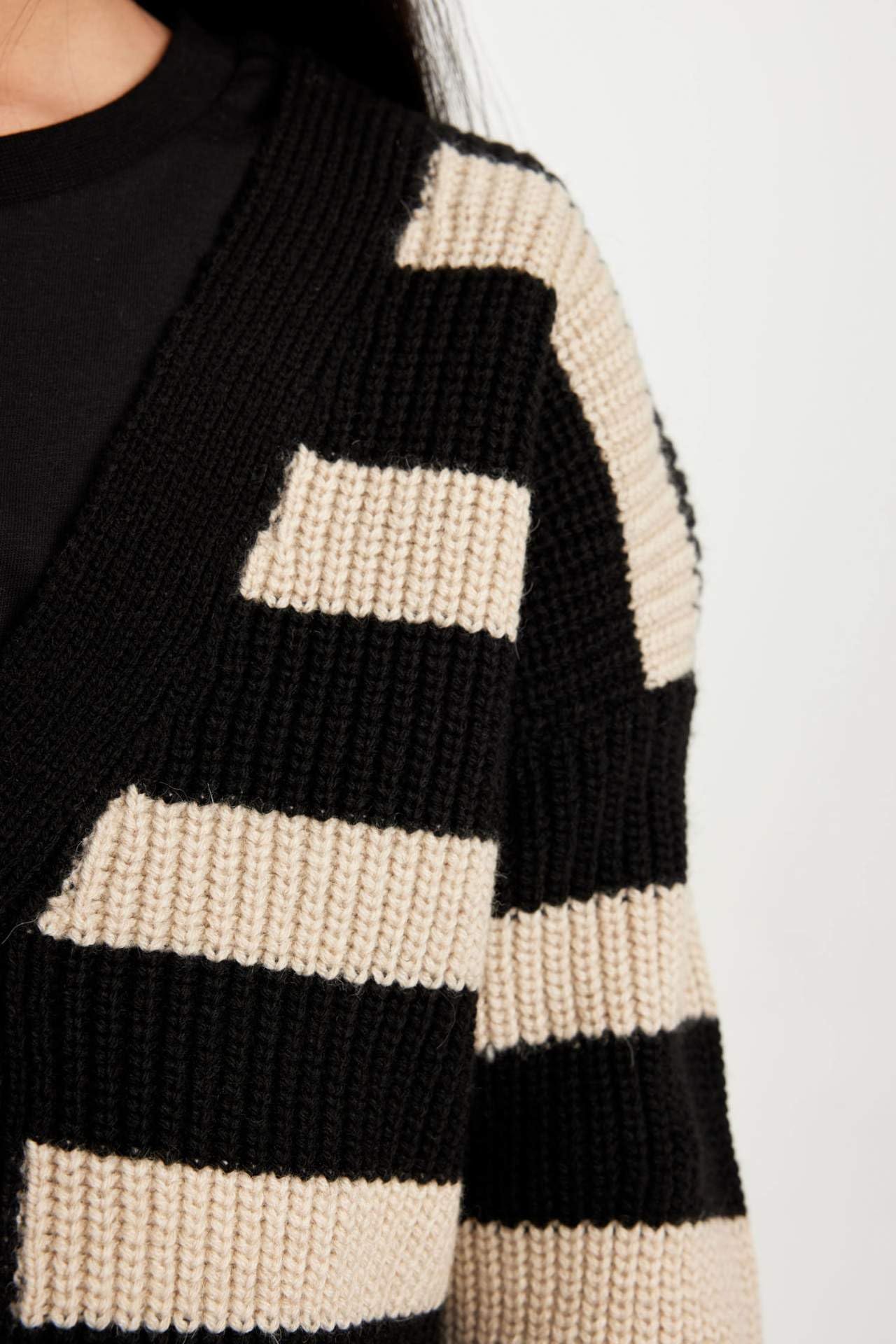 بلوفر من ديفاكتو للبنات، دافئ ومريح ومثالي للاستخدام اليومي. مصنوع من خامة ناعمة ودافئة – Safqqa Egypt