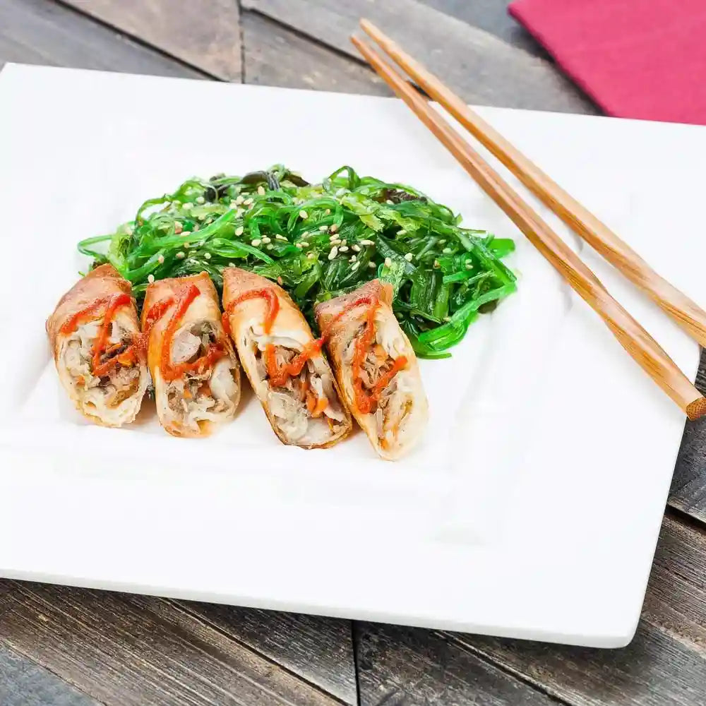 طقم أطباق تقديم مربع ١٢ × ١٢ × ١ بوصة من Restaurantware يحتوي على ١٠ أطباق بتصميم مطبوع على شكل الخيزران. مصنوعة من مادة الميلاامين البيضاء المتينة، ويمكن غسلها في غسالة الصحون 