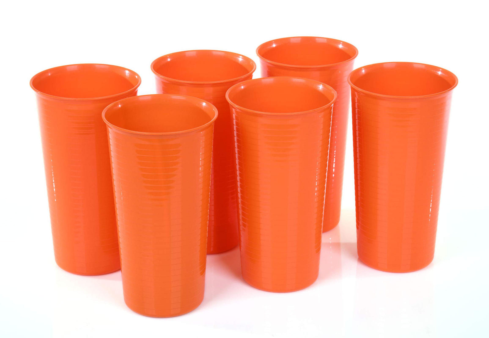 أكواب مينترا هوم البلاستيكية القابلة لإعادة الاستخدام (عبوة من 6 – لون برتقالي). مثالية للحفلات، التجمعات العائلية، الرحلات أو الاستخدام اليومي، حيث تتميز بمتانة عالية وصناعة من بلاستيك آمن خالٍ من مادة الـ BPA لشرب صحي وآمن