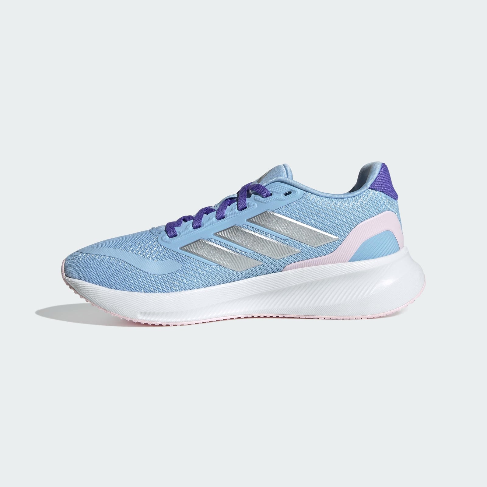 أحذية adidas للأولاد مصممة لتمنح الراحة والمتانة والمظهر الرياضي لدعم الأطفال النشطين. تتميز بأقمشة قابلة للتنفس مع نعال مبطنة ونعل خارجي قوي للحفاظ على راحة وحماية القدمين طوال اليوم
