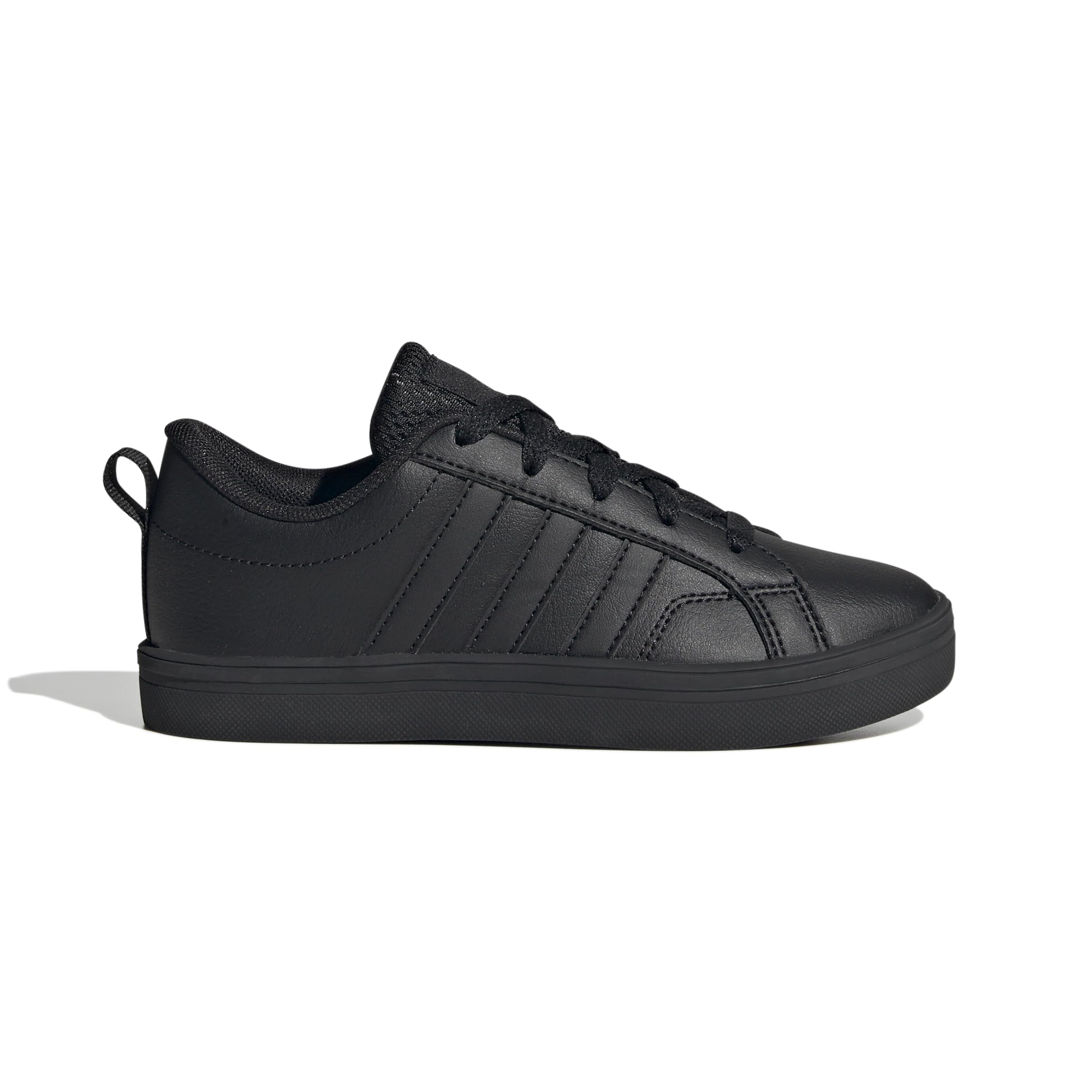 أحذية adidas للأولاد مصممة لتمنح الراحة والمتانة والأسلوب الرياضي للأطفال النشطين. مصنوعة من أقمشة قابلة للتنفس مع نعال مبطنة ونعل خارجي قوي للحفاظ على دعم وراحة القدمين طوال اليوم سواء في المدرسة أو وقت اللعب