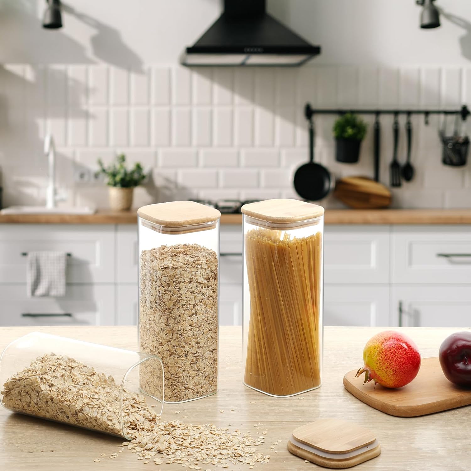 حافظ على مطبخك مرتبًا وأنيقًا مع علبة تخزين الطعام الزجاجية SKY-TOUCH بسعة ١٥٠٠ مل مع غطاء من الخيزران. هذه العلبة المربعة الشفافة مثالية لتخزين الأرز، والحبوب، والبسكويت، والحلويات، وغيرها من مستلزمات المطبخ.
