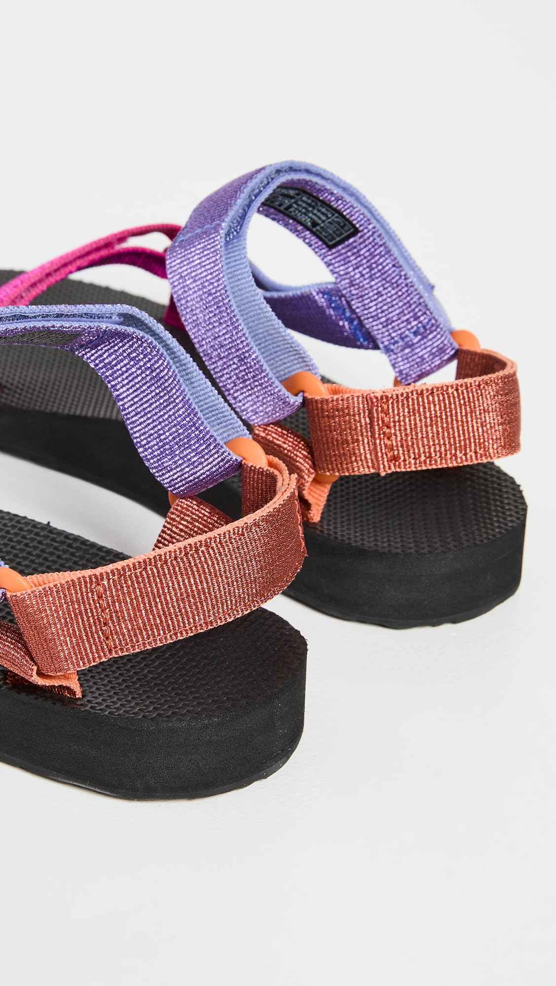 صندل Teva للنساء يجمع بين الراحة والمتانة والمظهر الرياضي العصري. مصنوع من خامات عالية الجودة، يوفر دعمًا ممتازًا أثناء المشي والأنشطة الخارجية أو الاستخدام اليومي