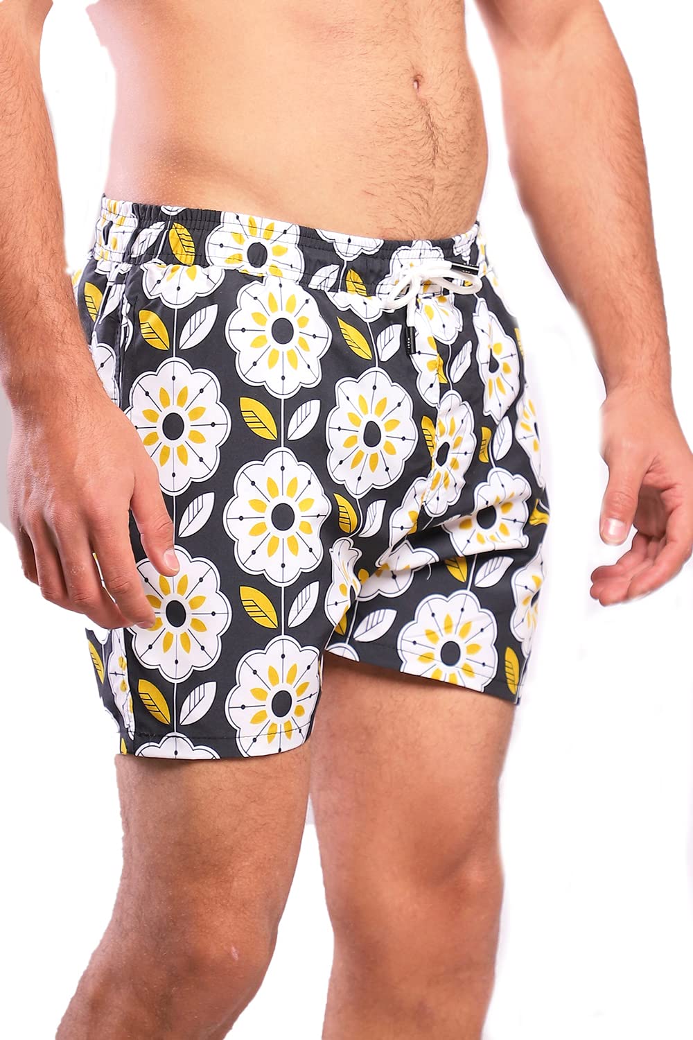 شورت وايت رابيت للرجال يتميز بتصميم عصري وراحة ممتازة، مما يجعله مناسبًا للاستخدام اليومي 