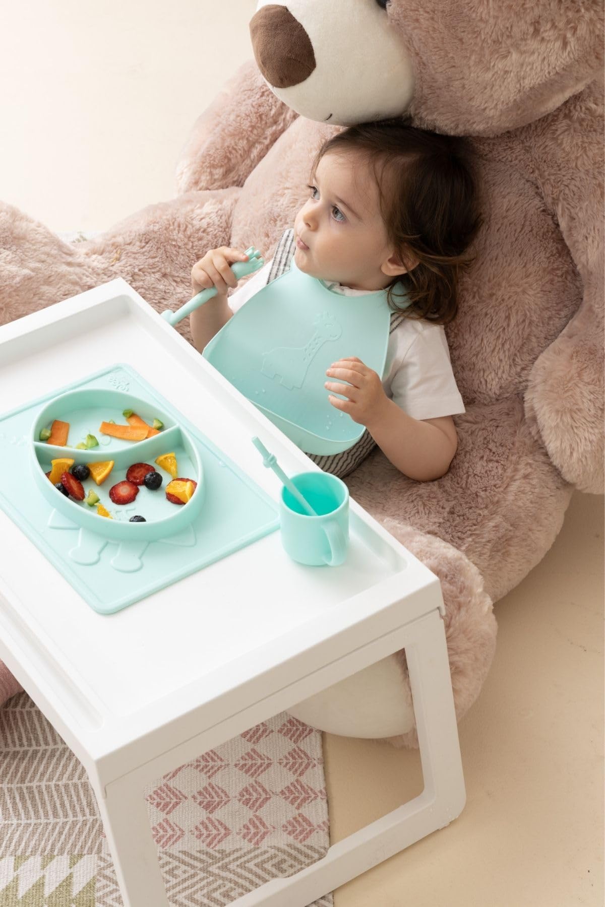 طقم إطعام سيليكون للأطفال الصغار من وي بيبي مصمم ليجعل وقت الأكل أكثر أمانًا وراحة ومتعة. مصنوع من سيليكون عالي الجودة