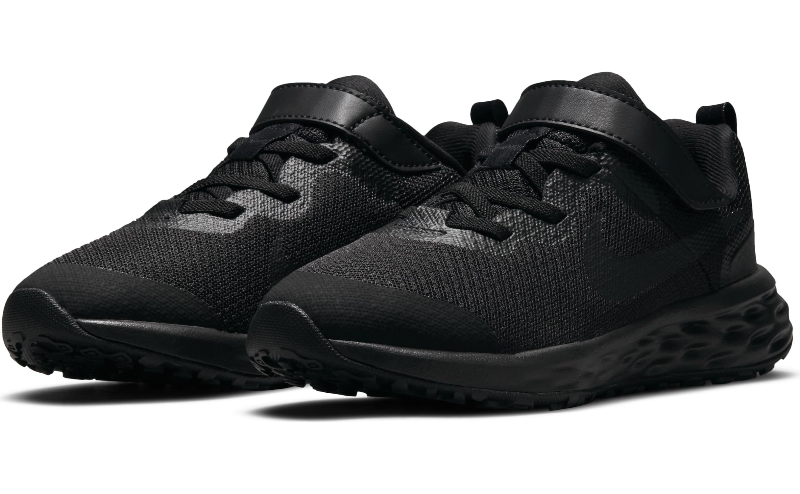 حذاء نايك للأولاد يجمع بين الأداء والراحة والأناقة الرياضية. مصنوع من خامات متينة وقابلة للتهوية لتوفير دعم مثالي للقدمين أثناء الحركة والنشاط. بطانته المبطنّة 