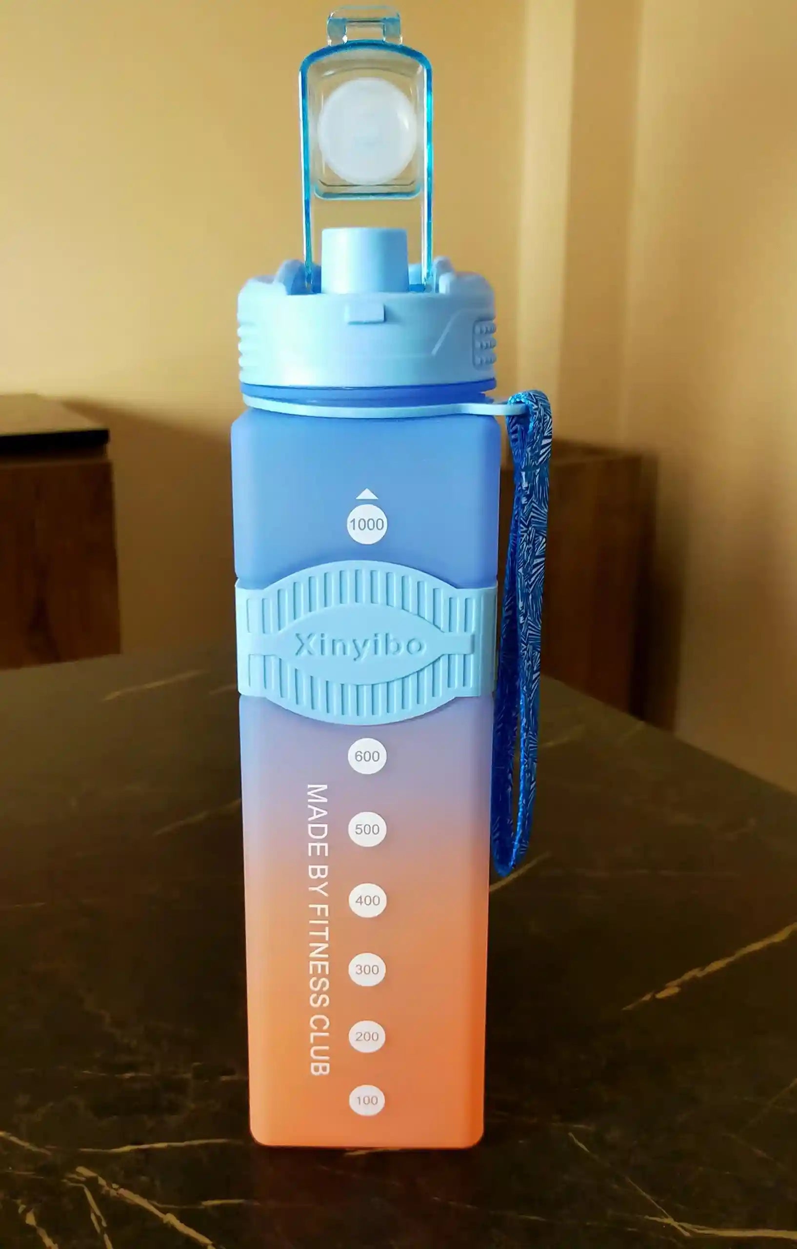  زجاجة مياه مربعة للياقة البدنية وصالة الألعاب الرياضية، مع ماصة وحزام كتف للمدرسة، منتفخة لطيفة للتخييم والسفر ملصق (برتقالي وأرجواني