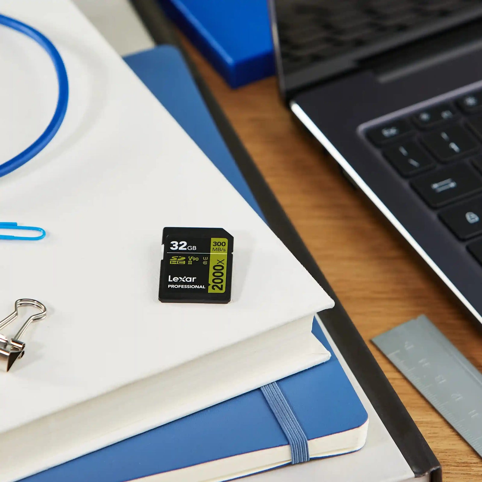 بطاقة الذاكرة ليكسر بروفيشنال بسعة 32 جيجابايت  خياراً مثالياً للمصورين ومصوري الفيديو المحترفين الذين يبحثون عن السرعة والأداء العالي والموثوقية. توفر سرعة قراءة تصل إلى 300 ميجابايت/ثانية وسرعة كتابة تصل إلى 260 ميجابايت/ثانية، 