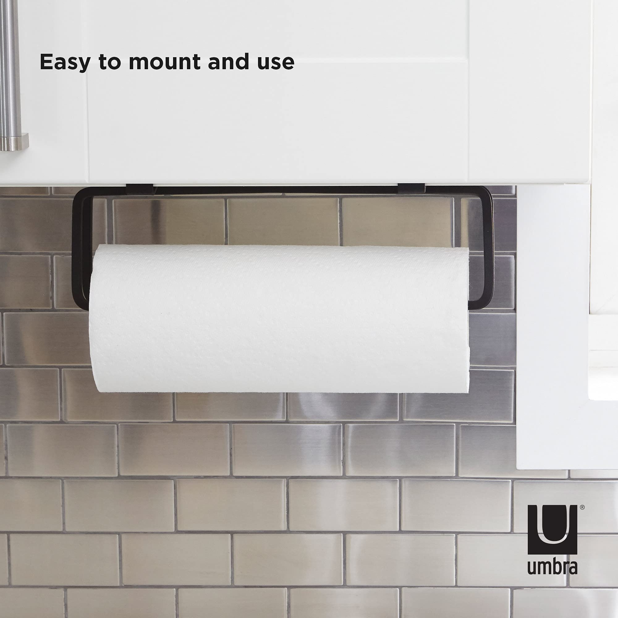 حافظ على تنظيم مطبخك أو حمامك مع حامل مناديل الورق Umbra . مصمم بمرونة للتركيب، يوفر ثلاث خيارات سهلة للتثبيت تناسب مساحتك بشكل مثالي