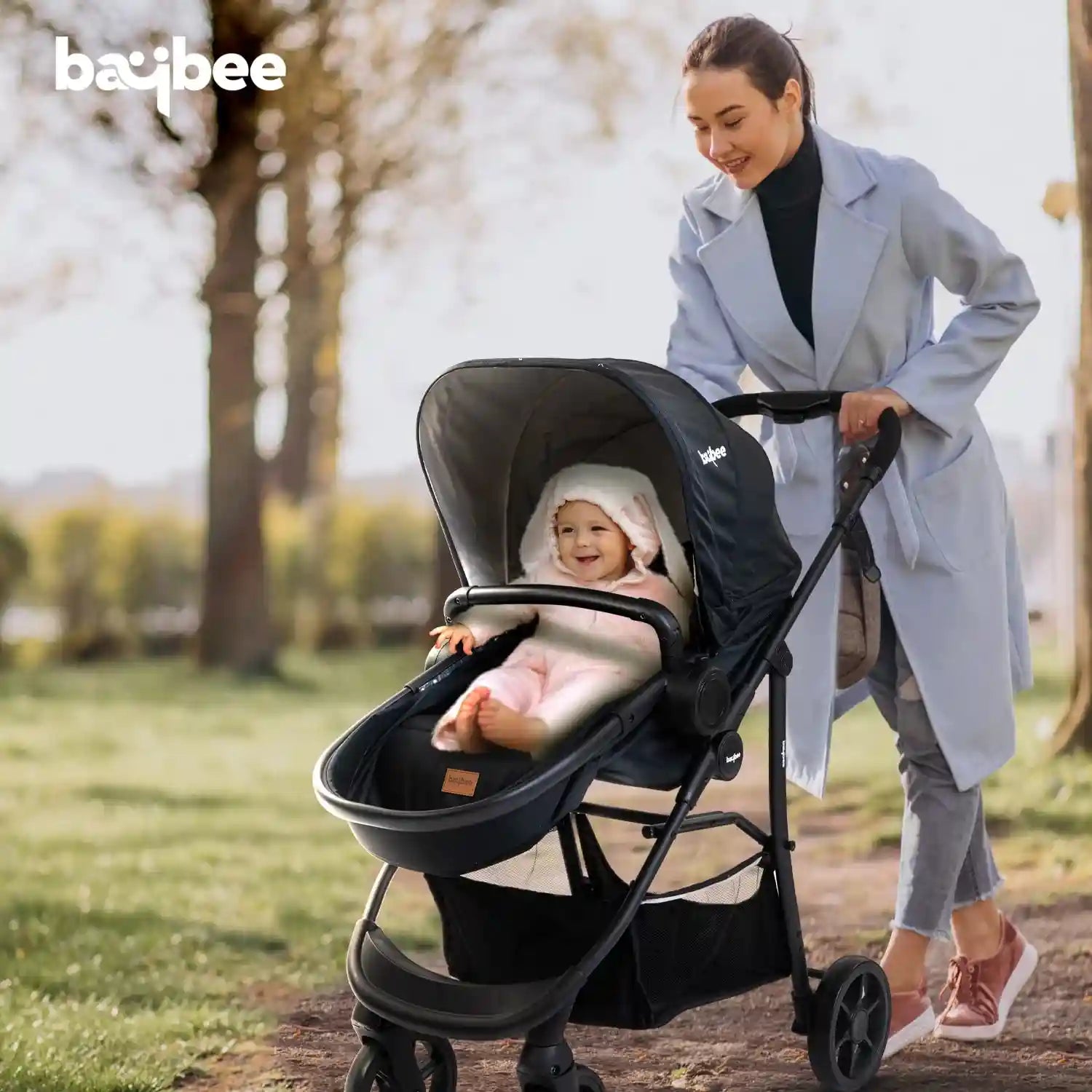 اجعل السفر أسهل وأكثر راحة لطفلك مع عربة الأطفال 2 في 1 من بايبي. مصممة خصيصاً للسفر بالطائرة، وتأتي بمقعد قابل للتعديل بثلاث وضعيات، وسرير قابل للعكس، مع مظلة تحمي الطفل وتوفر له الراحة