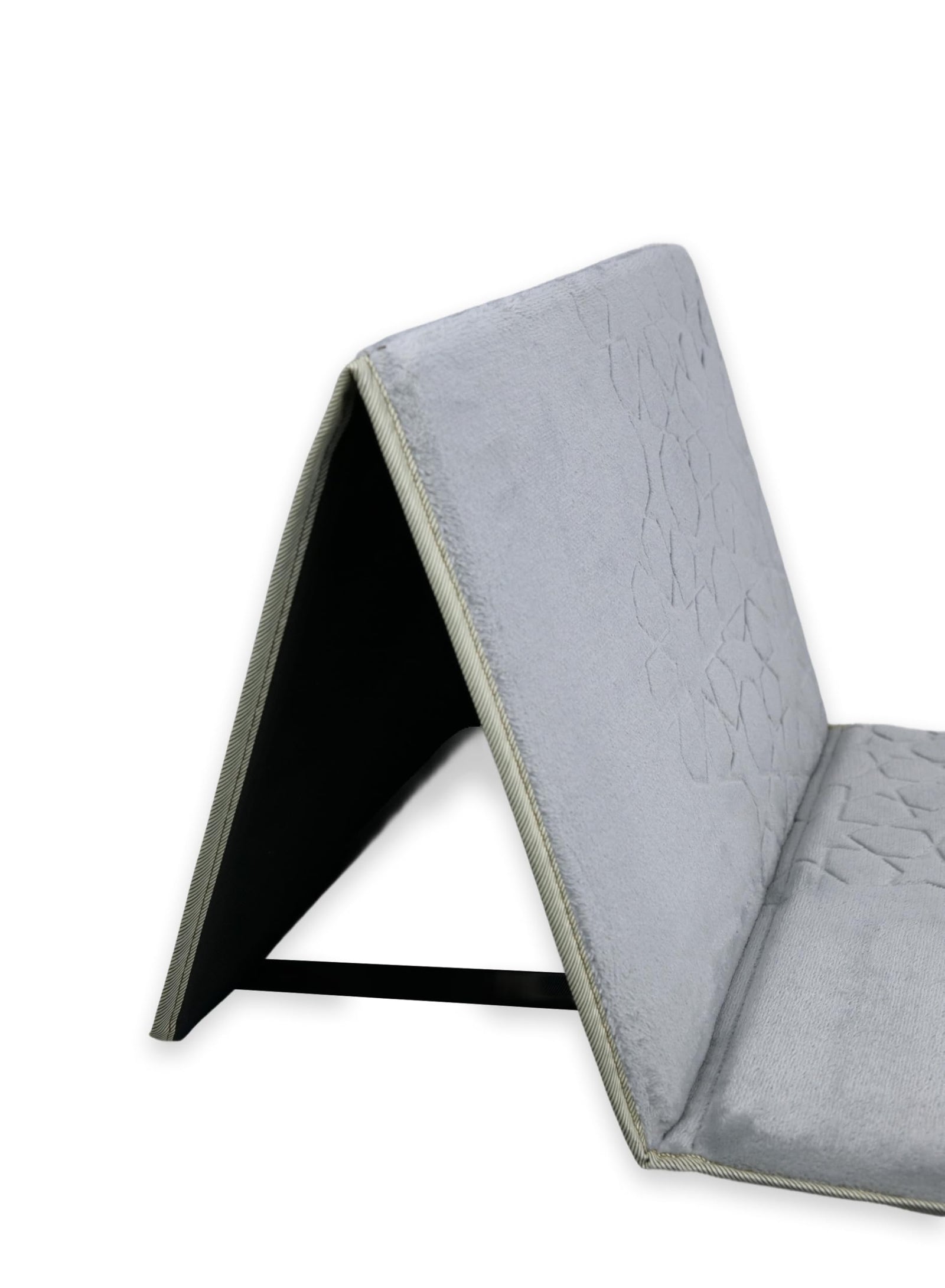 سجادة صلاة قابلة للطي من هوم دويل مزودة بمسند ظهر قابل للإمالة بزاوية ١١٥° لتوفير وضعيات صلاة مريحة وداعمة. تم تصميمها بطريقة مريحة للجسم، مع وسادة للركبة لدعم أفضل وتخفيف الضغط أثناء الصلاة الطويلة.