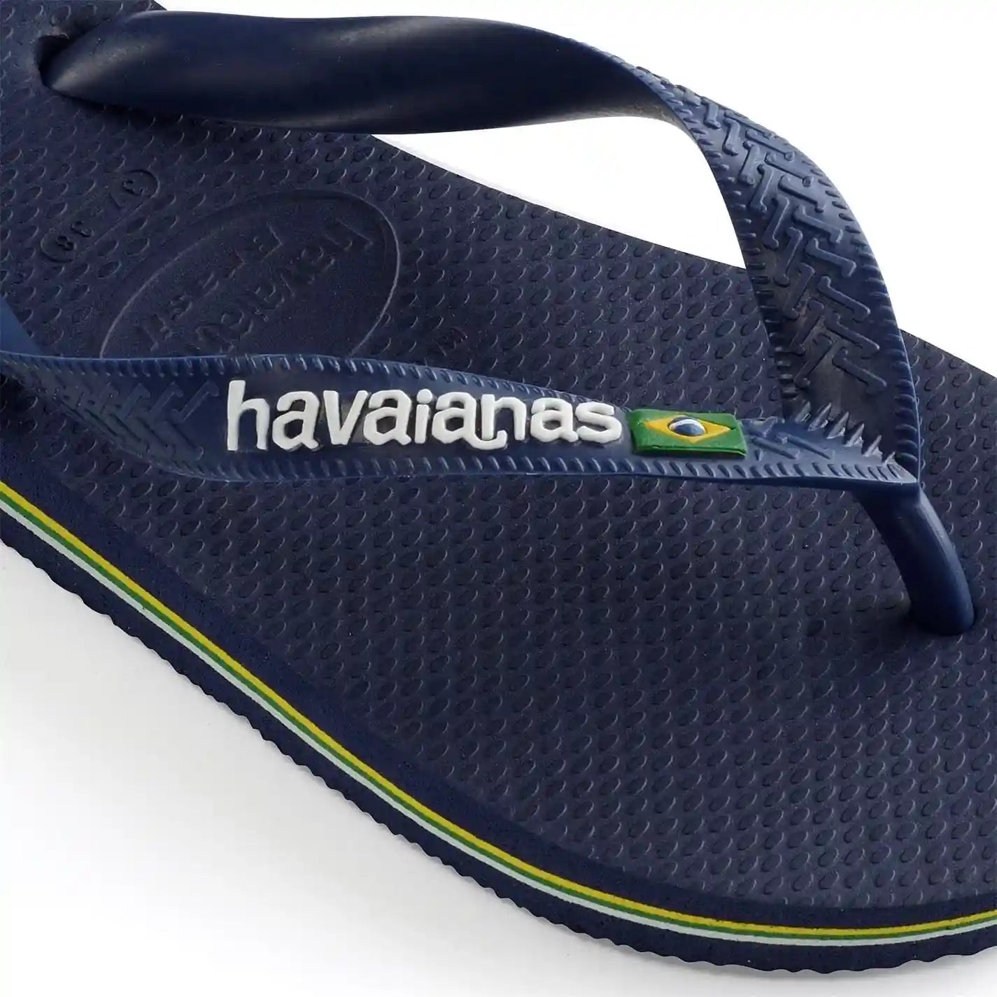 شبشب Havaianas للرجال مصنوع من مطاط عالي الجودة، يوفر الراحة والمتانة أثناء الاستخدام اليومي. خفيف الوزن وسهل الارتداء، مناسب للاستخدام اليومي