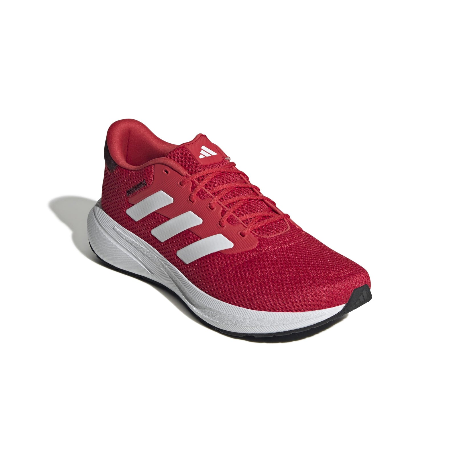 أحذية adidas للرجال مصممة لتوفر الراحة والمتانة والمظهر الرياضي الأنيق. تتميز بنعال مبطنة وأقمشة قابلة للتنفس ونعل خارجي قوي