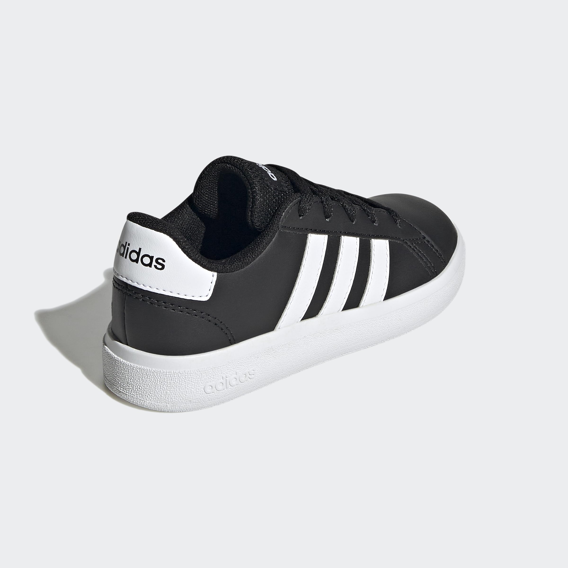 أحذية Adidas للبنين مصممة لتوفير الراحة والمتانة والأناقة للأقدام النشطة للصغار. مصنوعة من خامات عالية الجودة