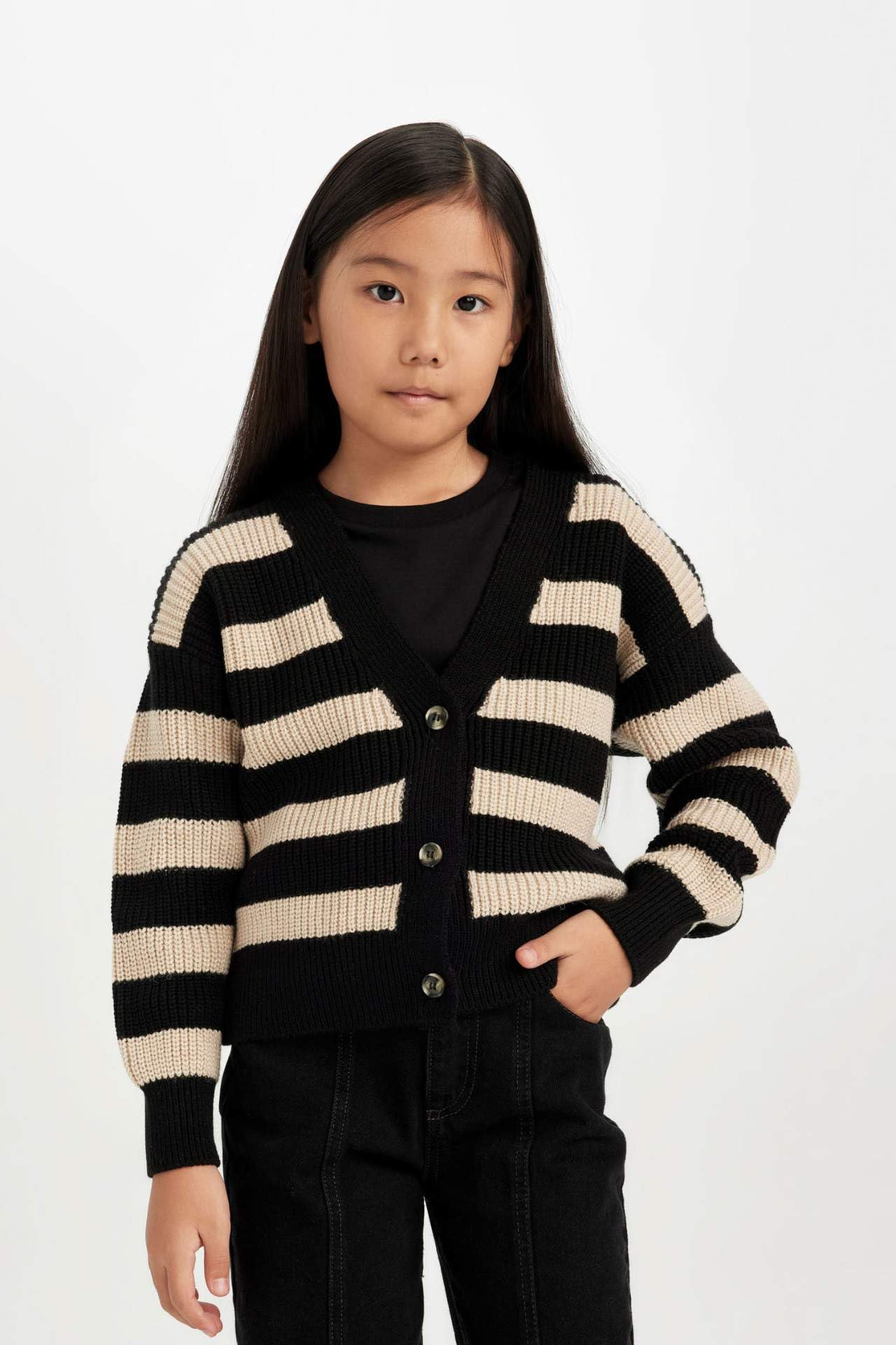 بلوفر من ديفاكتو للبنات، دافئ ومريح ومثالي للاستخدام اليومي. مصنوع من خامة ناعمة ودافئة