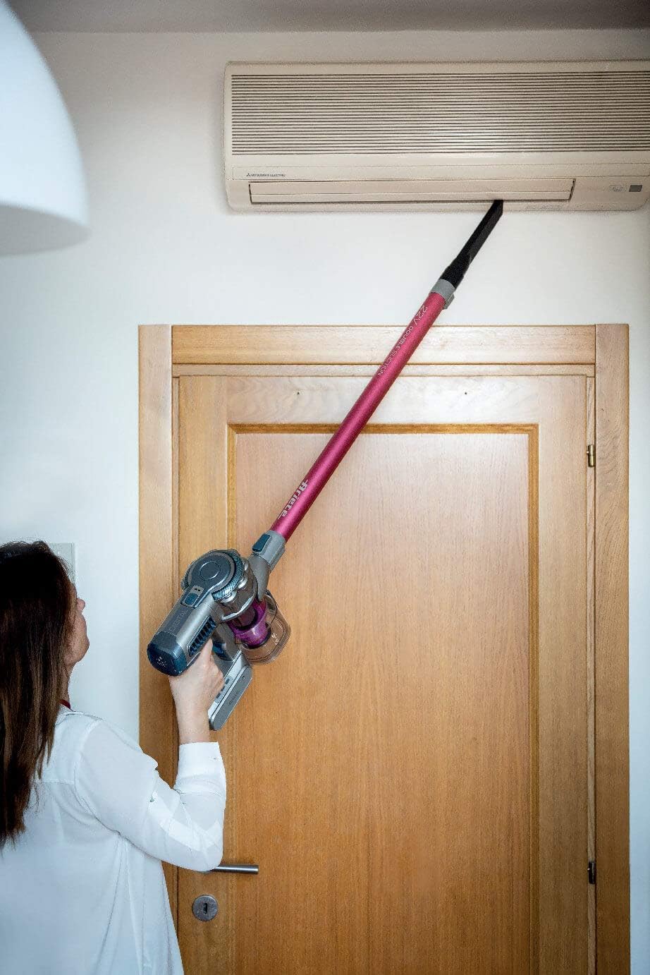 مكنسة كهربائية عمودية Ariete 2758 باللون الأحمر، بقدرة 200 واط وسعة 1 لتر، تتميز بتصميم عملي وقوة شفط ممتازة تناسب التنظيف اليومي للمنازل. قد تحتوي على خدوش بسيطة لا تؤثر على الأداء أو الكفاءة.