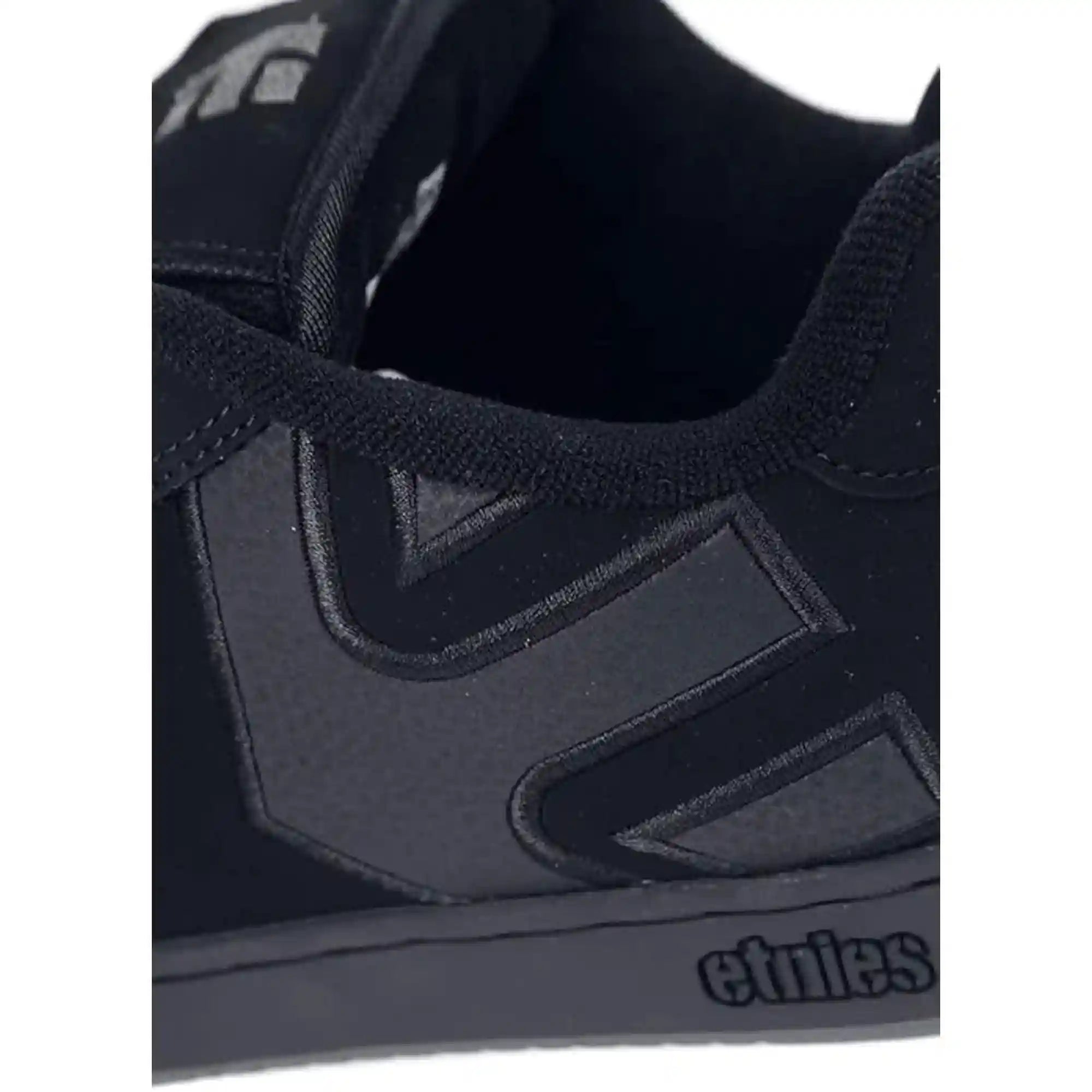 حذاء Etnies للرجال يجمع بين الراحة والمتانة والمظهر العصري الكاجوال. مصنوع من خامات عالية الجودة، يوفر دعمًا ممتازًا أثناء المشي – Safqqa Egypt